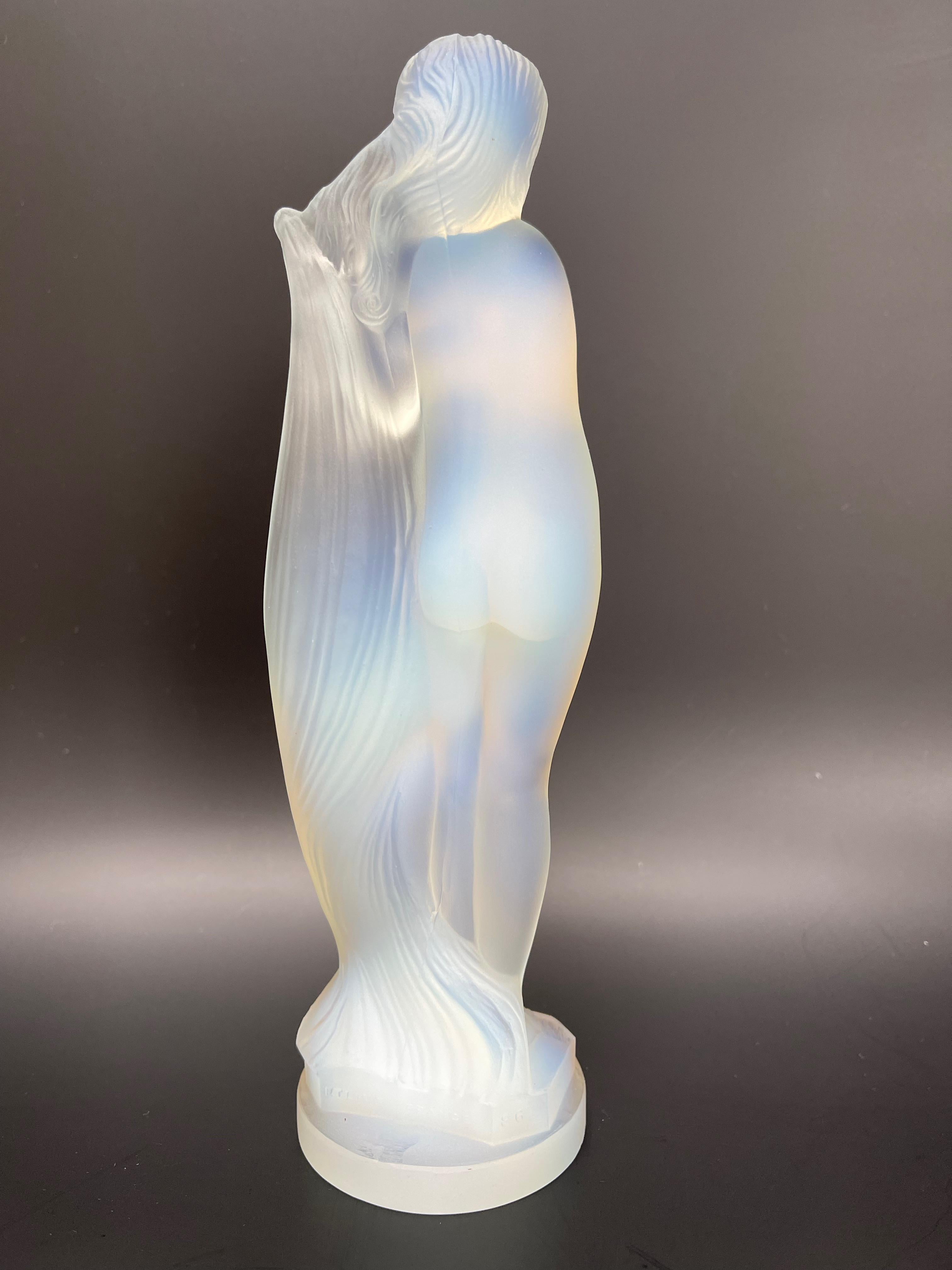 Geätzte Automaske-Skulptur einer nackten Frau aus opalisierendem, geformtem Glas (Französisch) im Angebot
