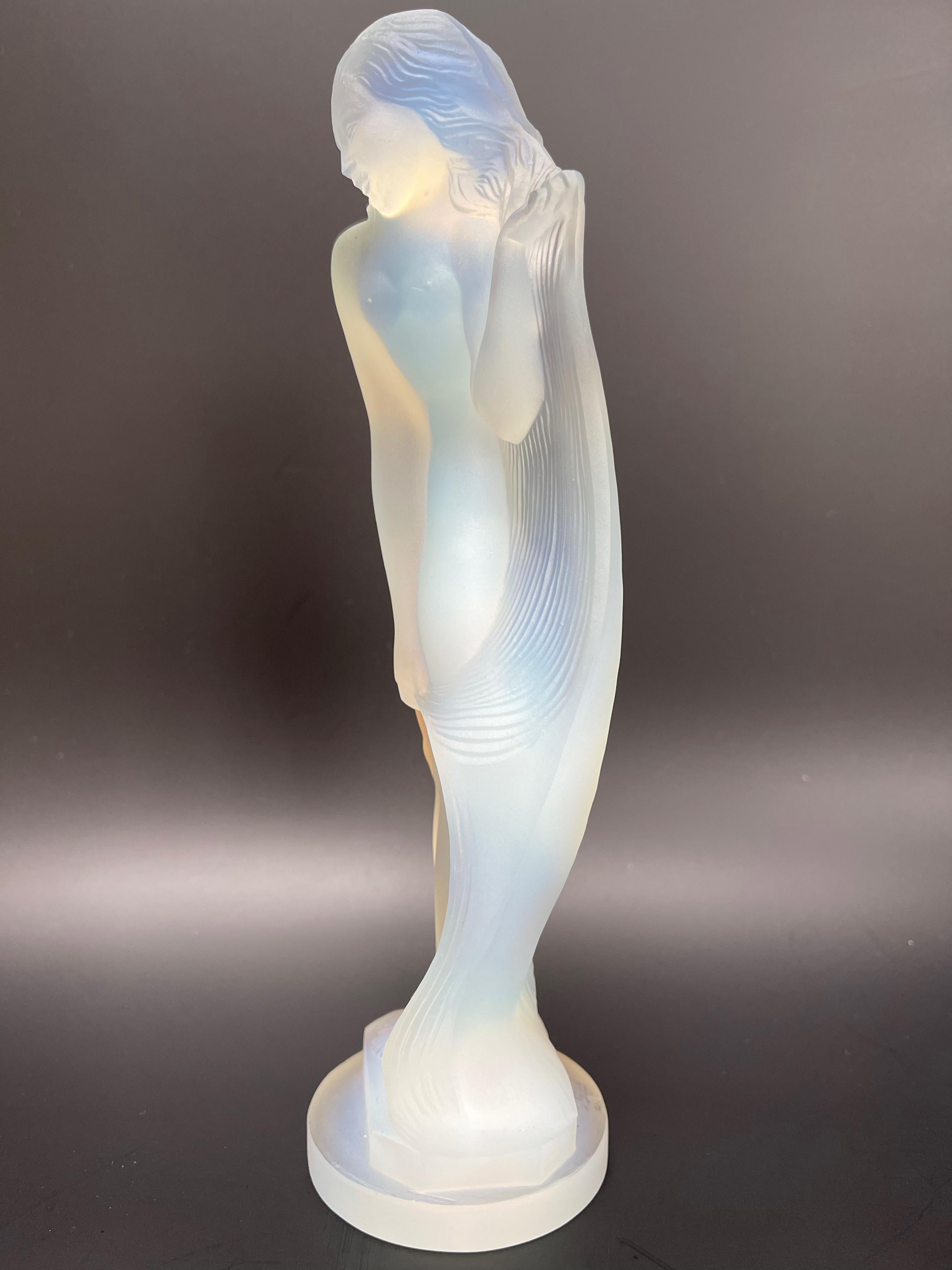 Geätzte Automaske-Skulptur einer nackten Frau aus opalisierendem, geformtem Glas im Zustand „Hervorragend“ im Angebot in NANTES, FR