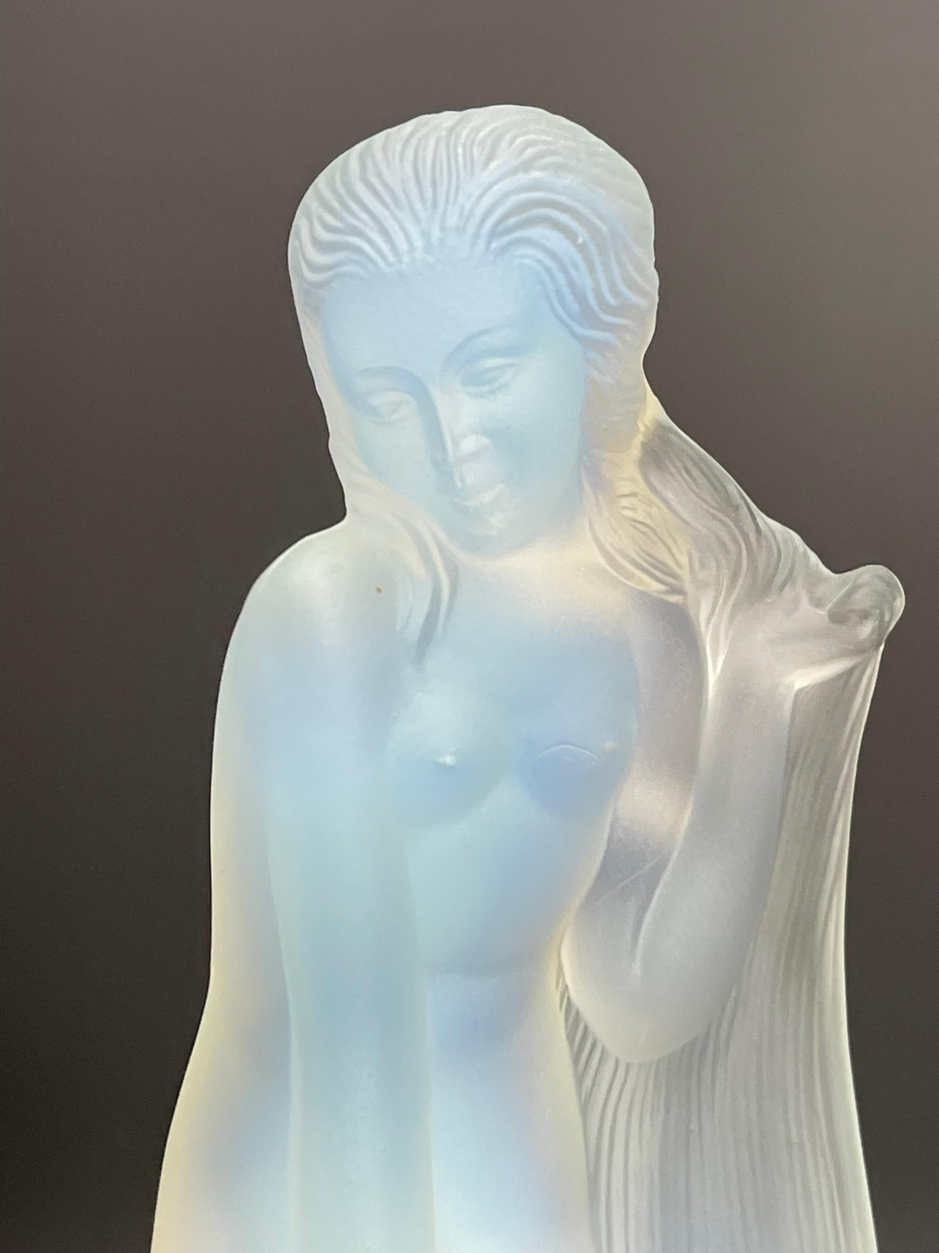 Geätzte Automaske-Skulptur einer nackten Frau aus opalisierendem, geformtem Glas im Angebot 1
