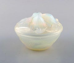 Etling:: Frankreich:: Art Deco Bonbonniere / Puderdose aus opalisierendem Glas:: 1930er Jahre