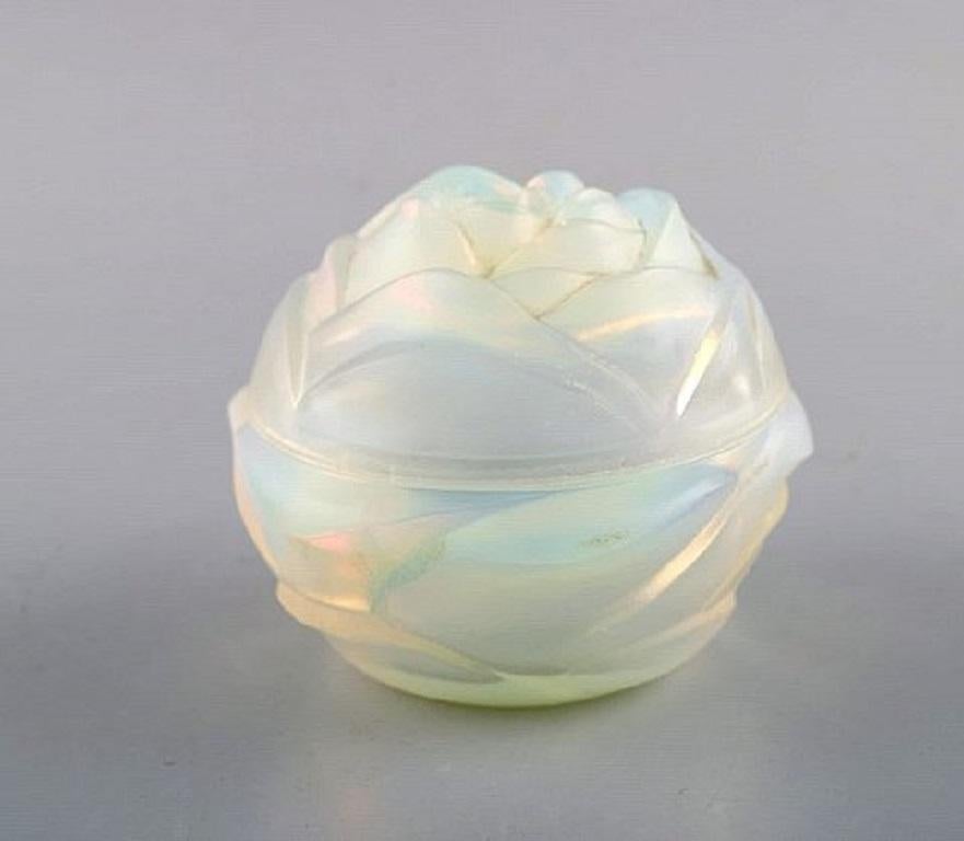 Etling, France. Art Deco bonbonniere / powder pot in opalescent glass, decorated with flower and foliage in relief. Art glass, 1930s. Model number: 277.
Measures: 10.5 x 8.5 cm.
In very good condition.
Stamped.
   