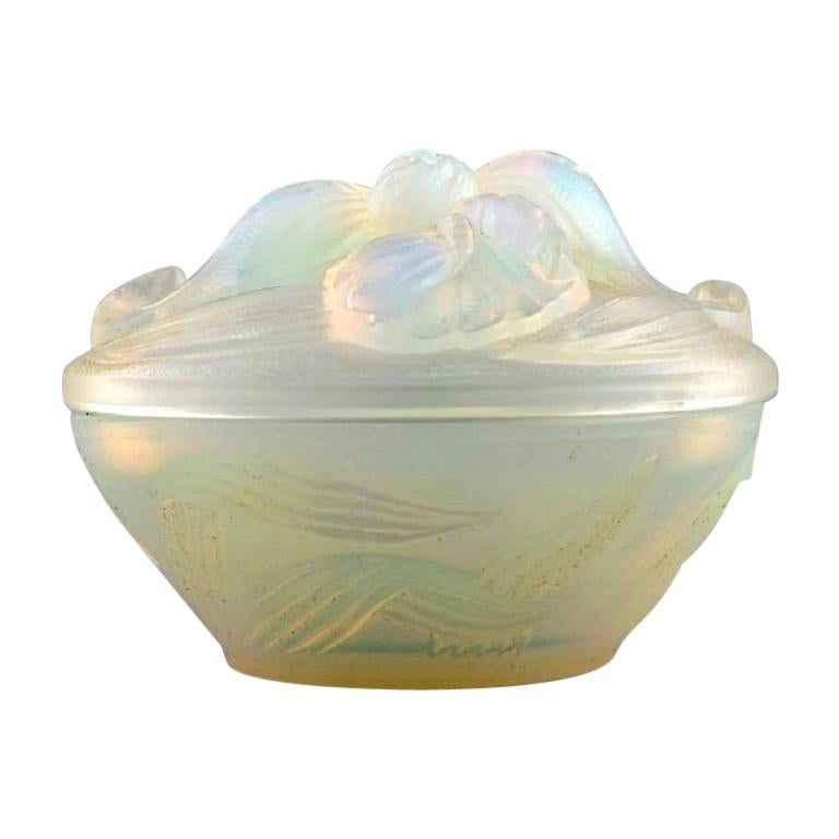 Etling, France, Art Deco Bonbonniere / Powder Pot in Opalescent Glass, 1930s