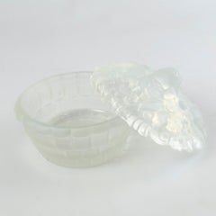 Etling France Art Deco candy box / powder dish in opalescent glass 1930s