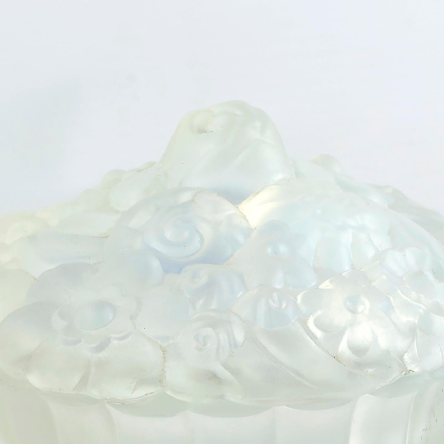 Etling France Art Deco candy box / powder dish in opalescent glass 1930s In Good Condition For Sale In Autonomous City Buenos Aires, CABA