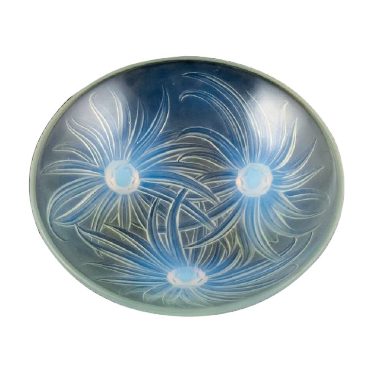 Etling, France, Art Nouveau Bowl of Iridescent Art Glass with Floral Decoration