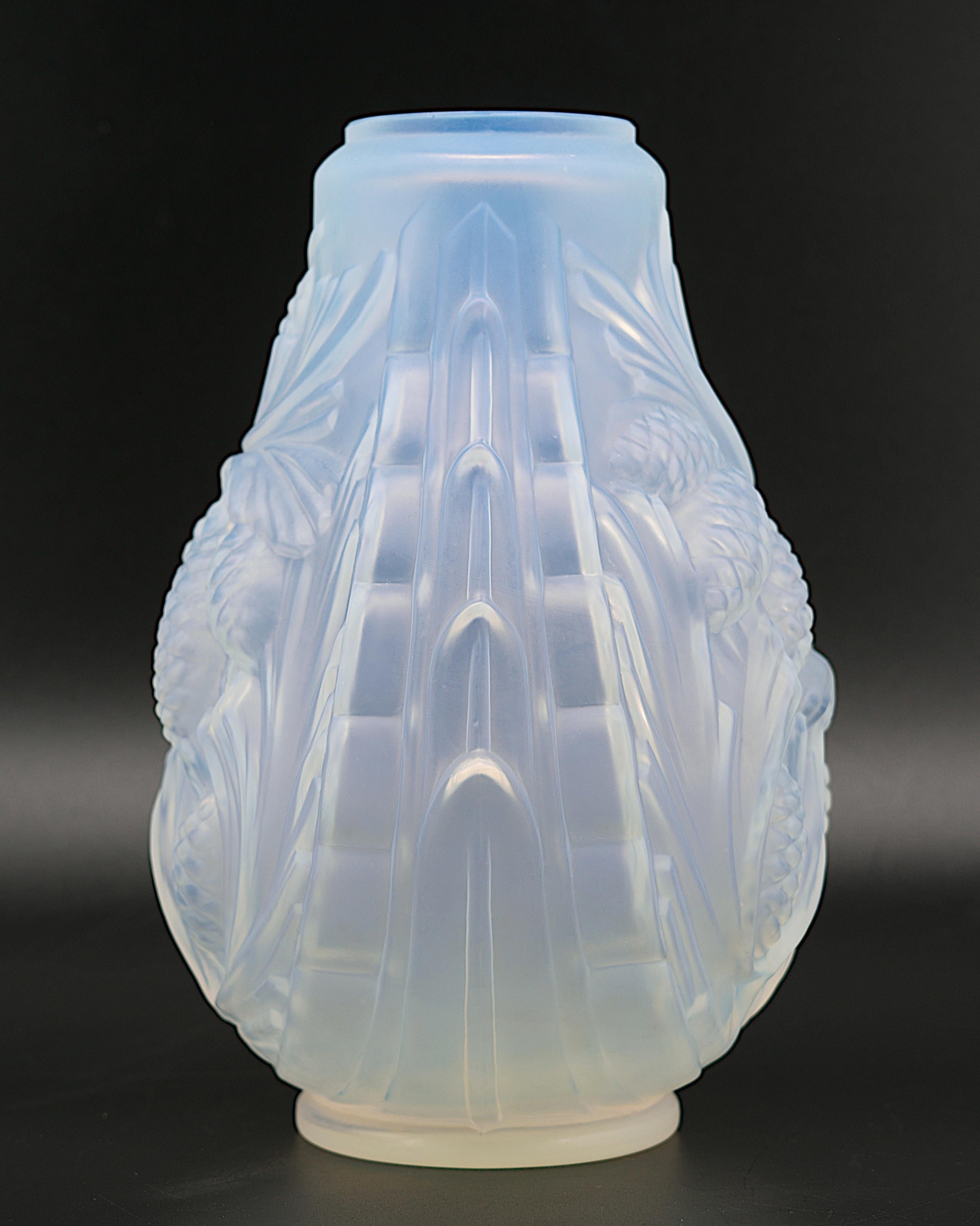 Milieu du XXe siècle Vase Art Déco français en verre dépoli, 1930 en vente