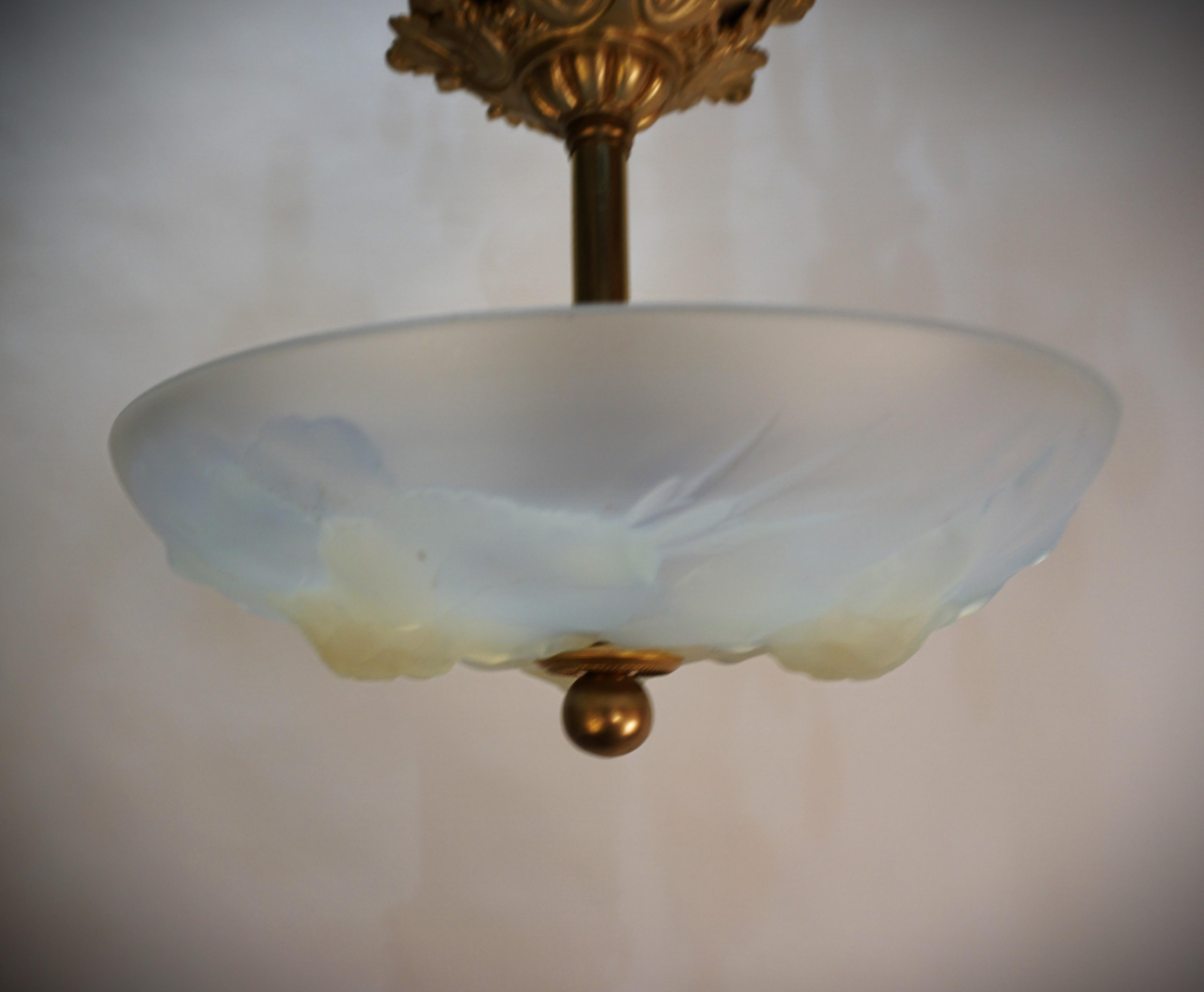 Französischer halb-fließender Art-Déco-Kronleuchter aus opalisierendem Glas, Etling, #10 5