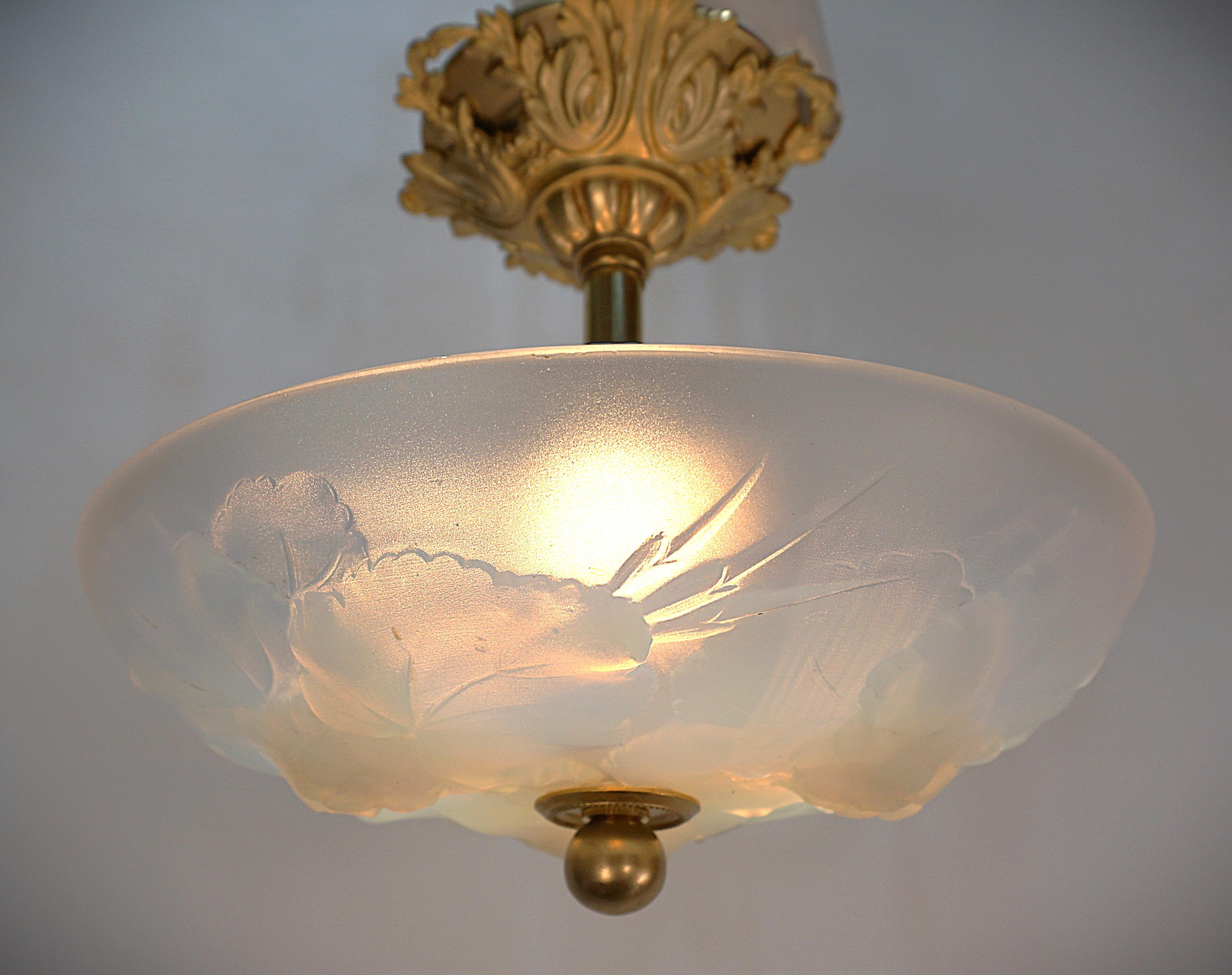 Schöne Flora Design klar Frost Honig blau opalisierendem Glas halb bündig montieren Kronleuchter mit Bronze Hardware.
Professionell neu verkabelt und einbaufertig.
Drei Lichter mit je maximal 100 Watt.