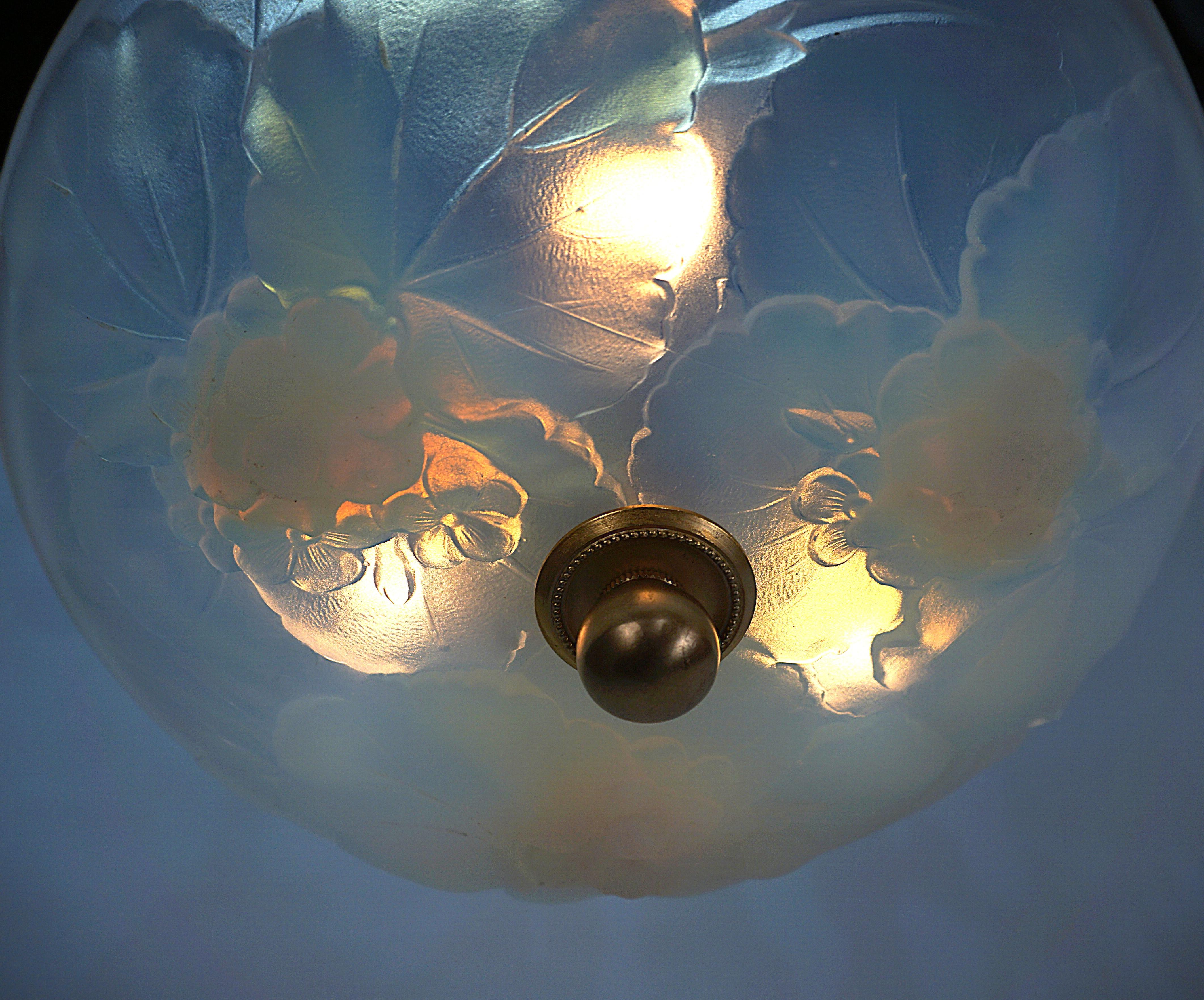Französischer halb-fließender Art-Déco-Kronleuchter aus opalisierendem Glas, Etling, #10 (Frühes 20. Jahrhundert)