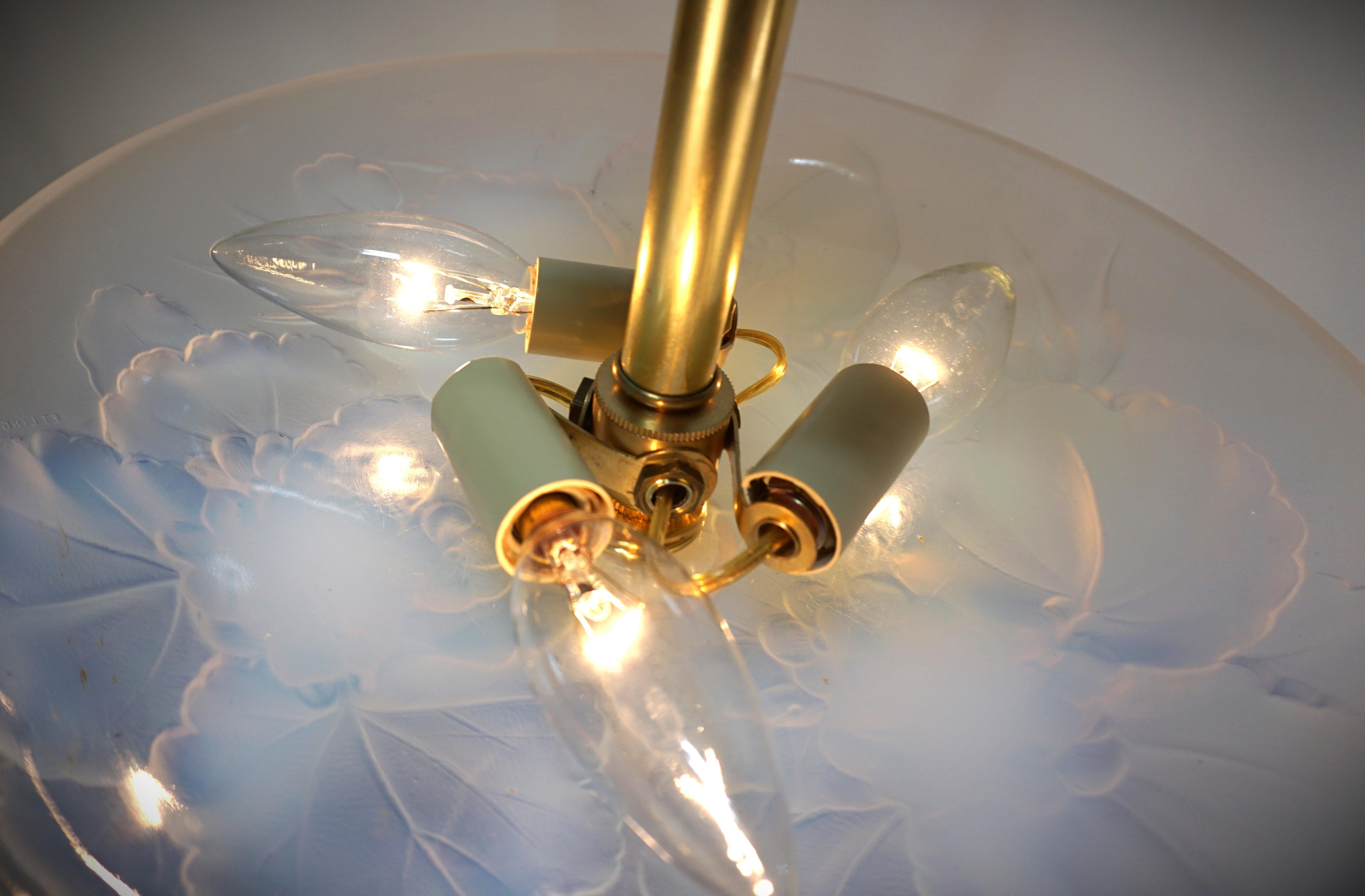 Französischer halb-fließender Art-Déco-Kronleuchter aus opalisierendem Glas, Etling, #10 1