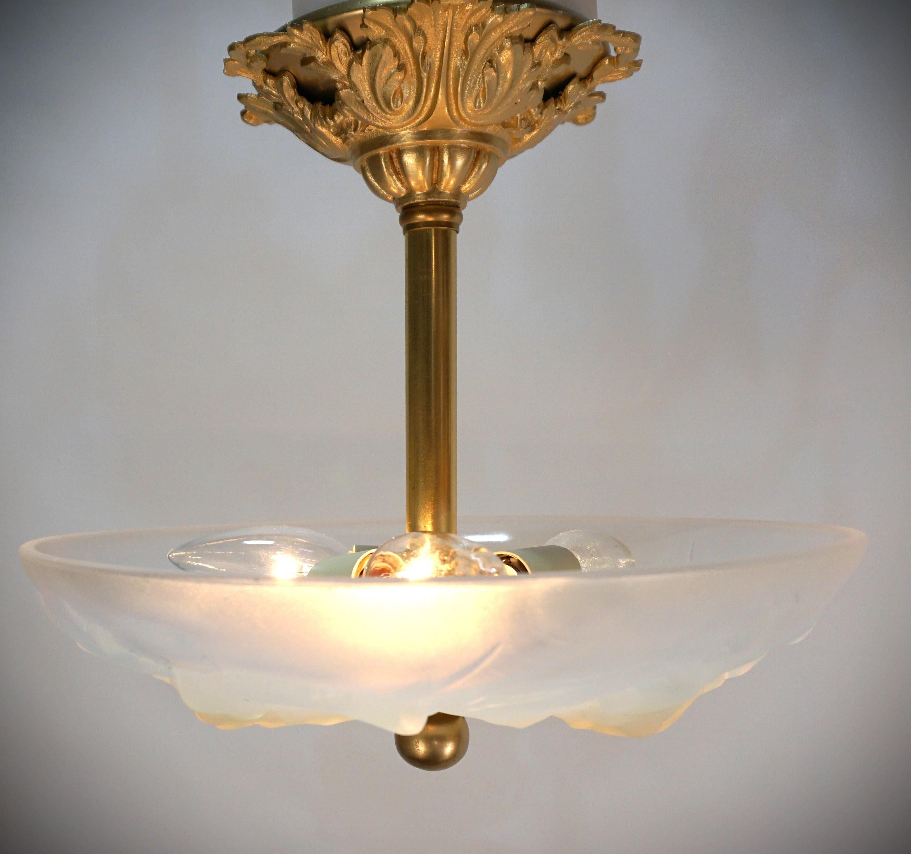 Französischer halb-fließender Art-Déco-Kronleuchter aus opalisierendem Glas, Etling, #10 2