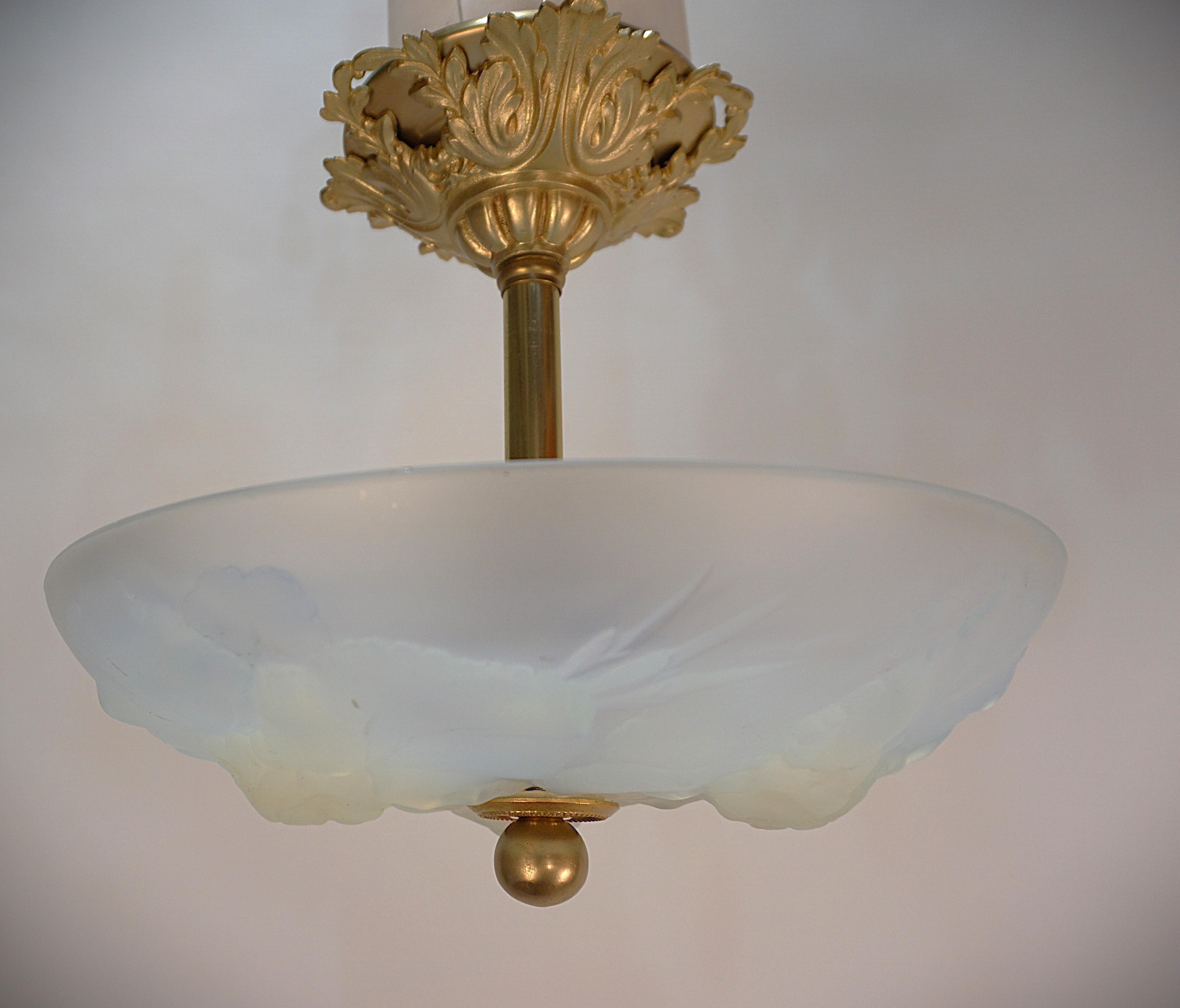 Französischer halb-fließender Art-Déco-Kronleuchter aus opalisierendem Glas, Etling, #10 3