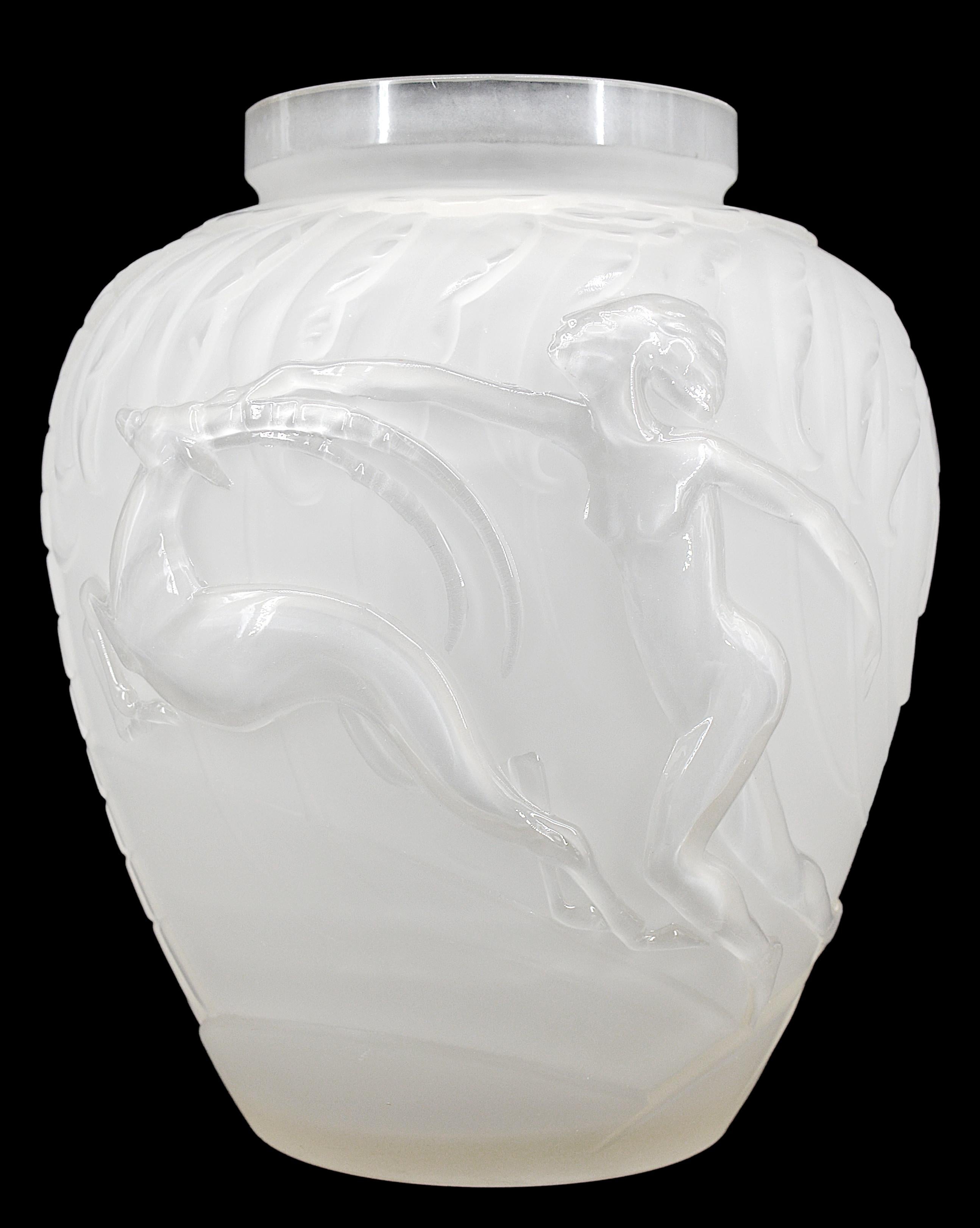 Vaso Art Deco francese di Etling (Paris), Francia, 1920 circa. Vetro smerigliato stampato spesso che mostra una giovane donna con antilopi. Altezza: 11