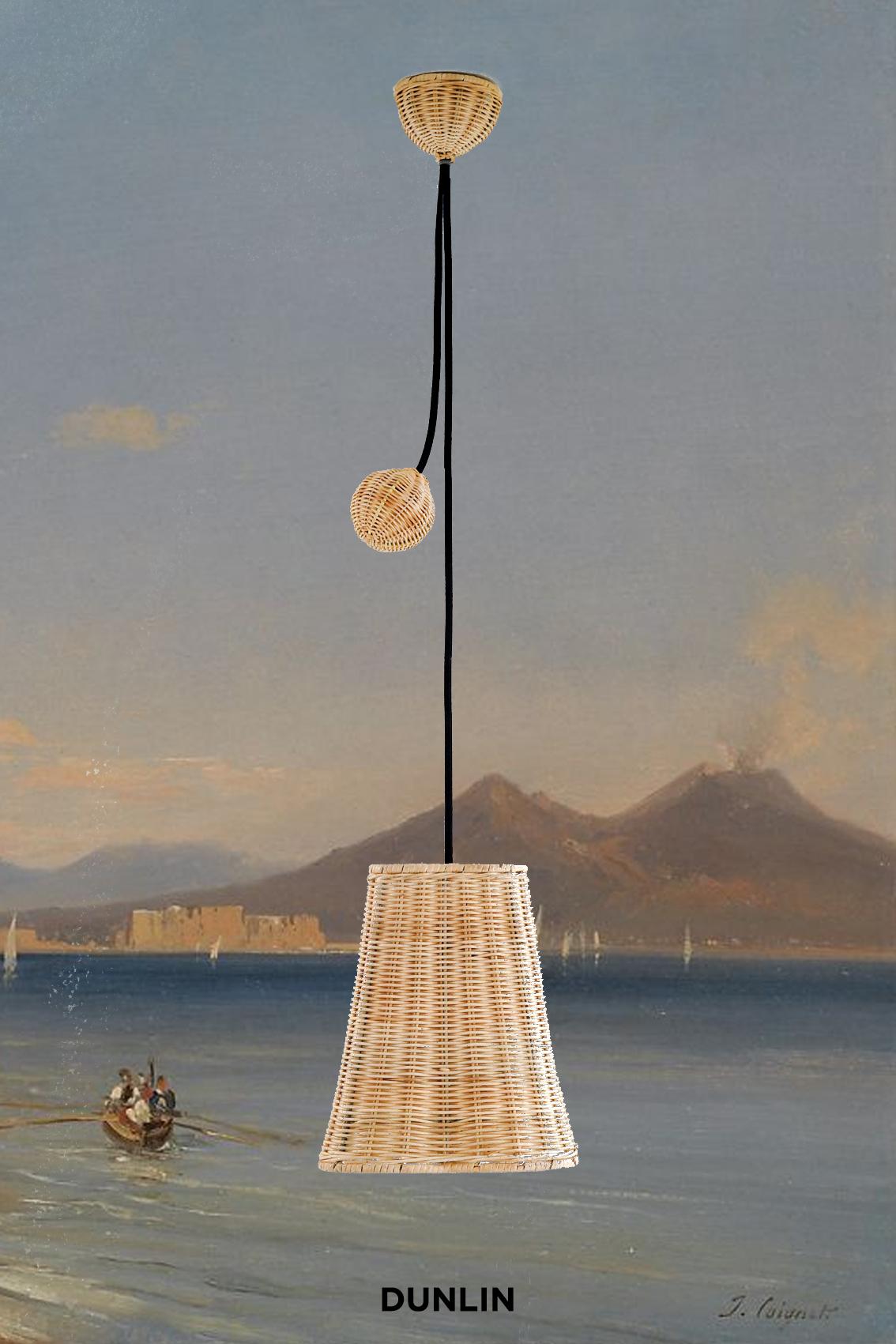 Una versione più piccola del classico ciondolo Dunlin Etna. Ciondolo in rattan dalle proporzioni perfette con onde ondulate.

Abbinato a una sfera in rattan e a un rosone da soffitto, inclusi.

Realizzato a mano in rattan con un intreccio unico