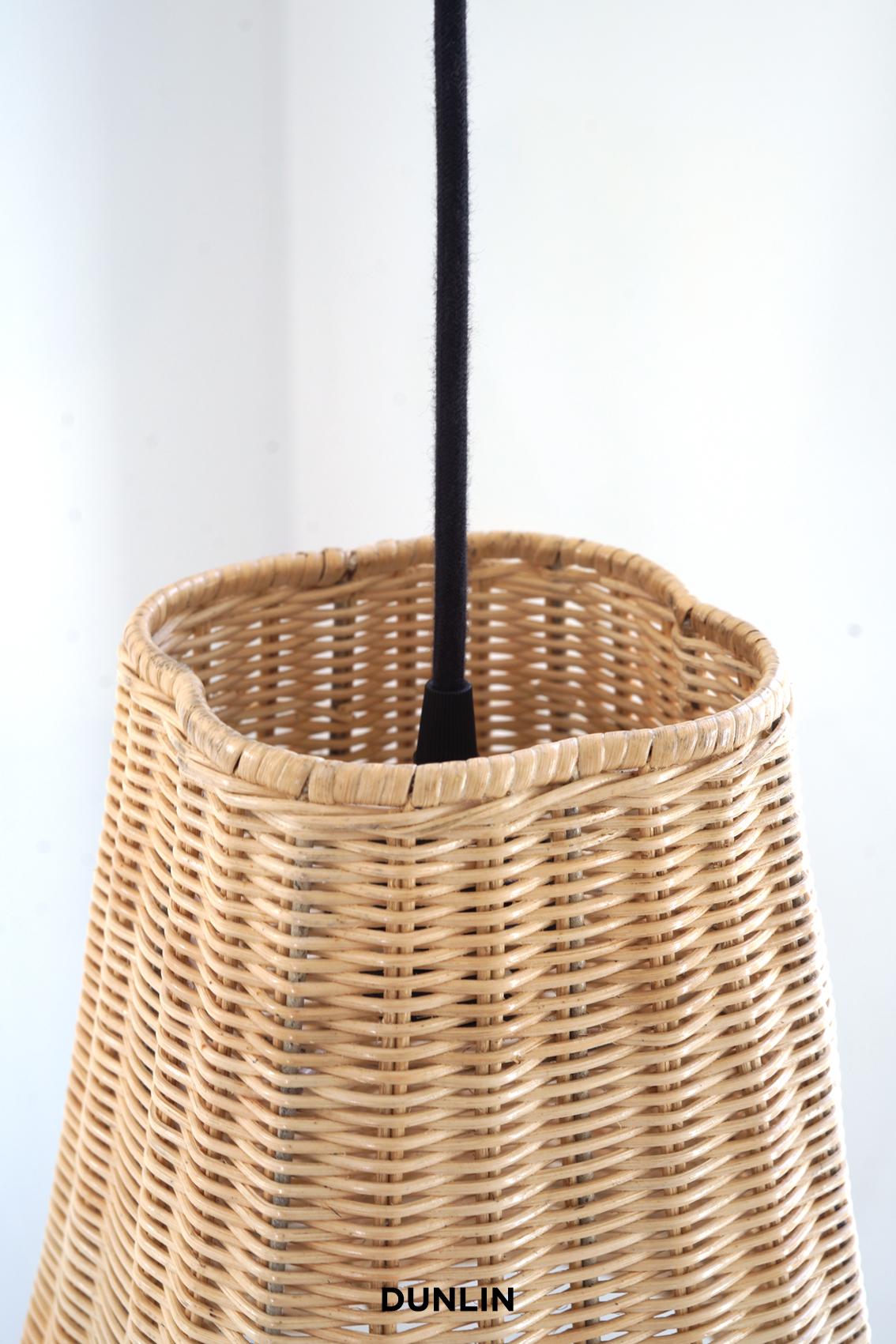 XXI secolo e contemporaneo Lampada a sospensione Etna Piccolo Rattan, di DUNLIN in vendita