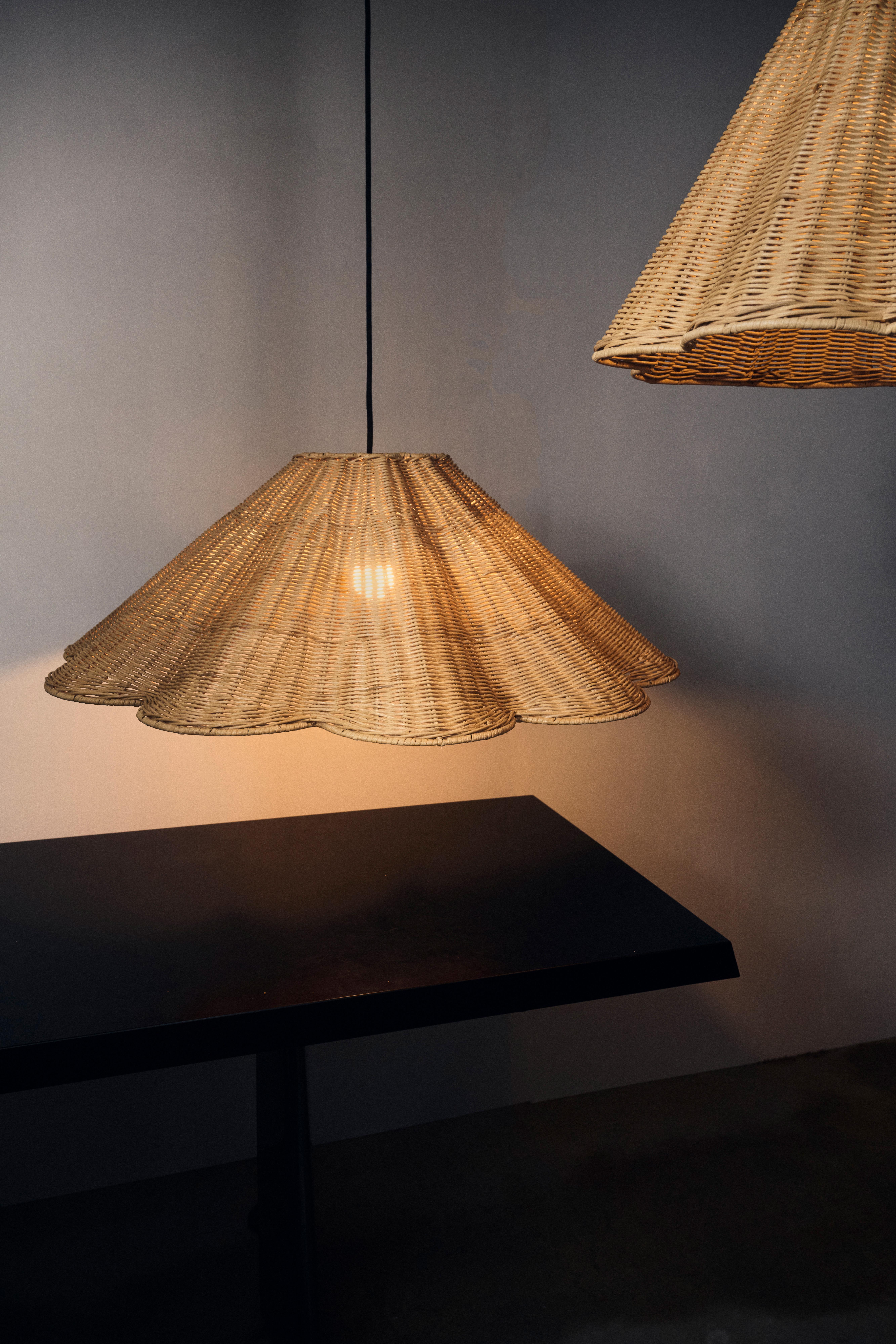 Creato da Dunlin. 

Ti presentiamo l'ultima nata della famiglia Etna, l'Etna XL. Una splendida lampada a sospensione o un pezzo forte per qualsiasi soggiorno, ingresso o sala da pranzo. Con il suo design elegante e perfettamente proporzionato,
