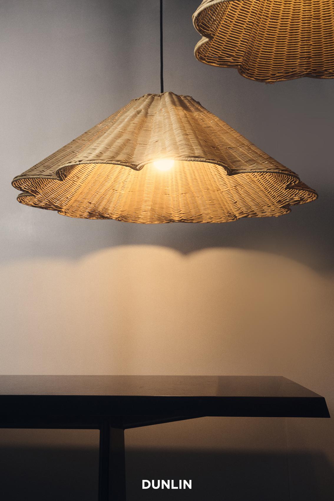 Australiano Lampada a sospensione Etna Rattan XL, di DUNLIN in vendita