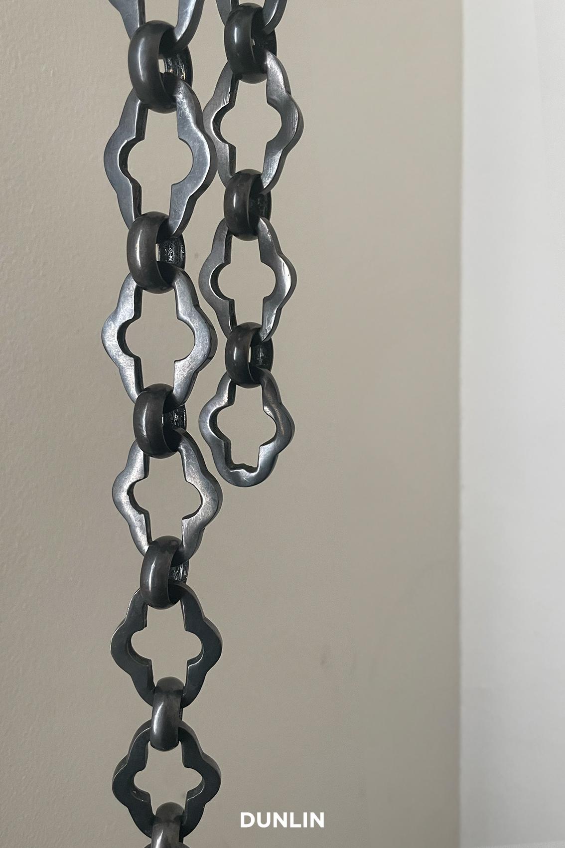 Creato da Dunlin. 

Ti presentiamo l'ultima novità della famiglia Etna, l'Etna XL con catena in ottone anticato Flore. Una splendida lampada a sospensione o un pezzo forte per qualsiasi soggiorno, ingresso o sala da pranzo. Con il suo design