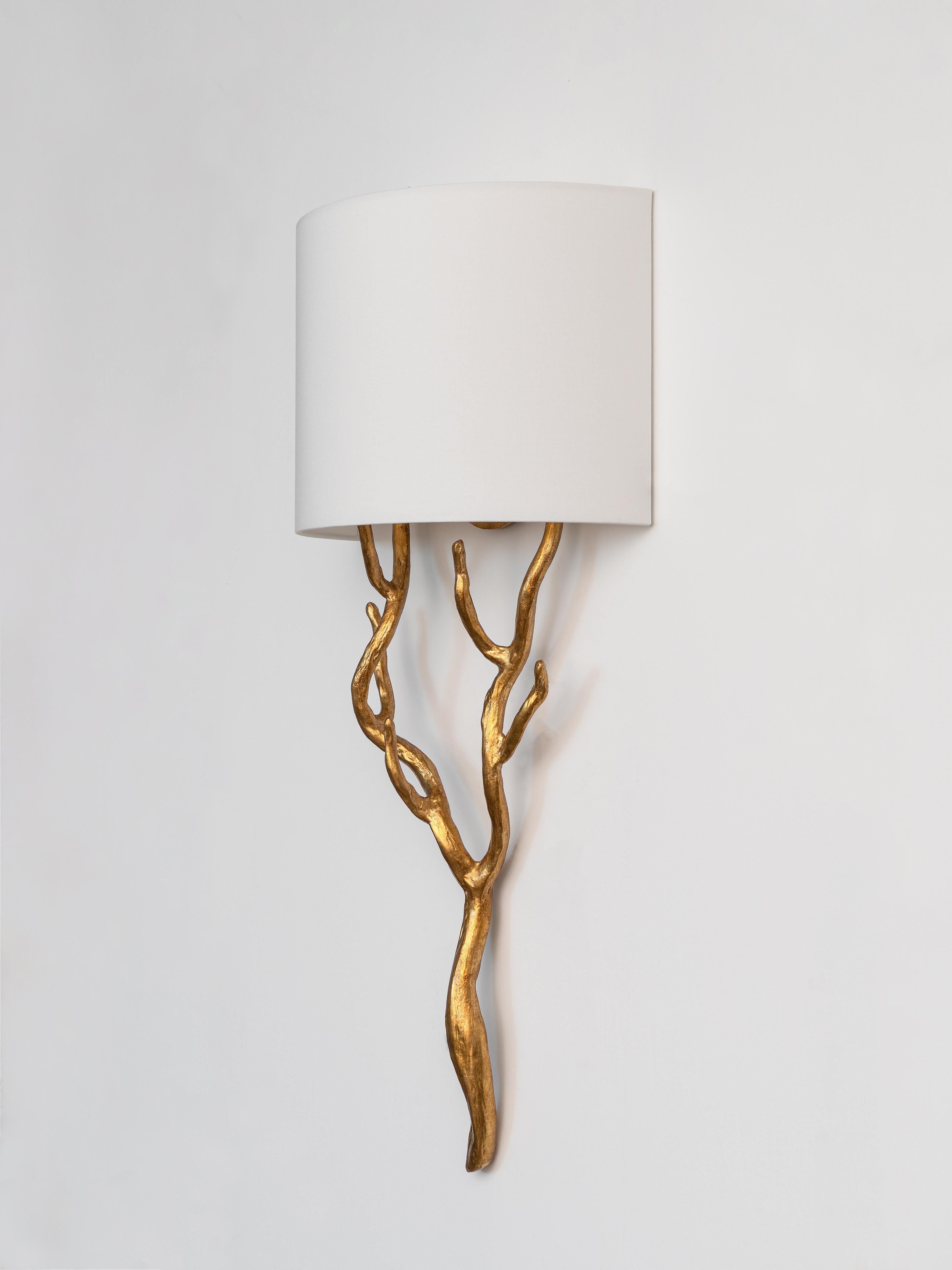 Skulpturale Wandleuchte aus Gips 'Etna' - Antikgold Organic Modern von Benediko (Organische Moderne) im Angebot