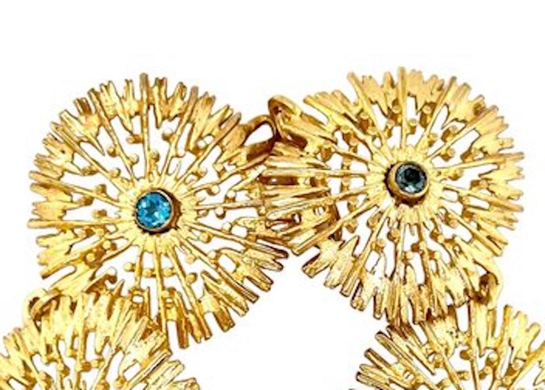 Statement-Armband aus 18 Karat vergoldetem Silber, bestehend aus handgefertigten, miteinander verbundenen Sternen mit gemischten blauen Topas-Steinen in der Mitte.