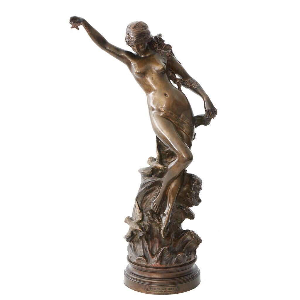 Sculpture en bronze Art nouveau de la fin du XIXe siècle par Èdouard Drouot (1859-1945). Une femme partiellement nue tenant une étoile de mer dans son bras tendu, chevauchant la crête d'une vague sous laquelle plongent des mouettes. Signé 'Drouot'