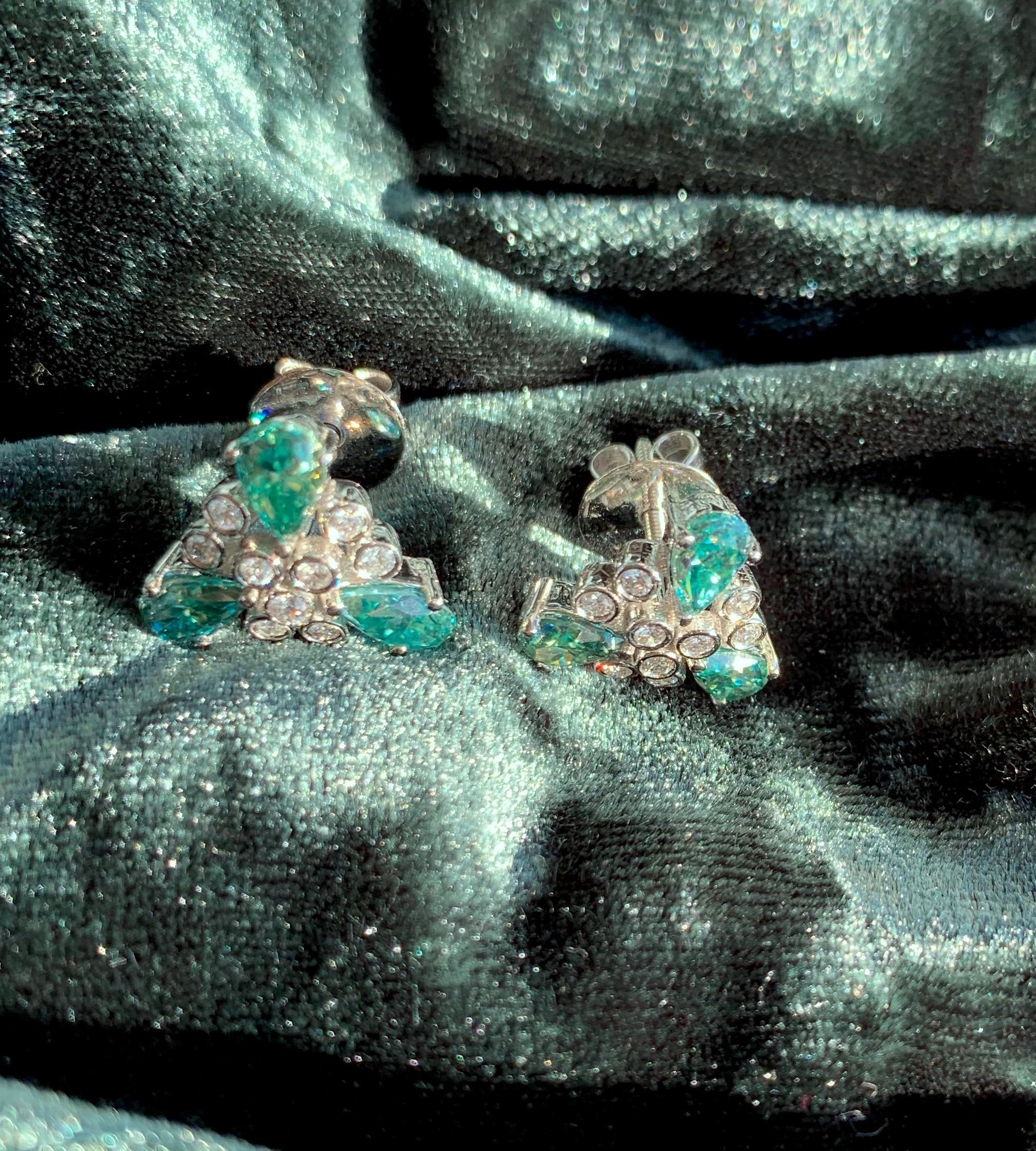 Etoile Diamond Earrings in 18 Karat White Gold In New Condition For Sale In Fort Collins, CO