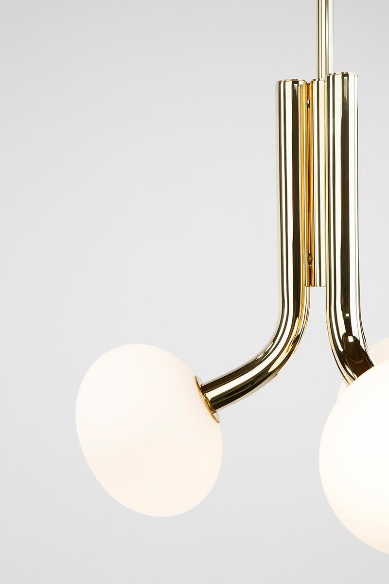 Lampe à suspension Etoile, globes à trois tiges en laiton poli et verre sablé soufflé à la main Neuf - En vente à Los Angeles, CA