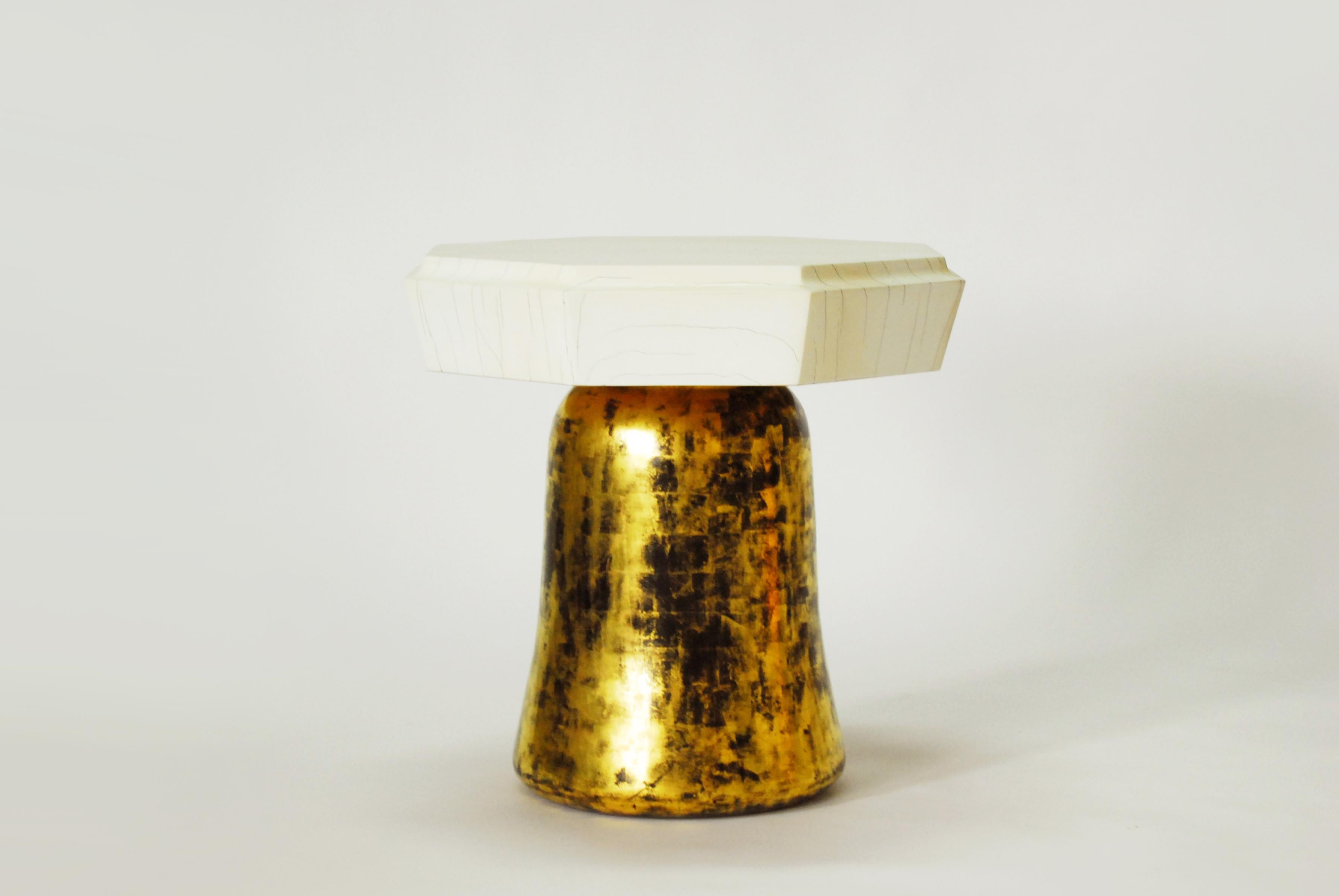 Moderne Table d'appoint Etoile en gesso et laque dorée par Elan Atelier en vente