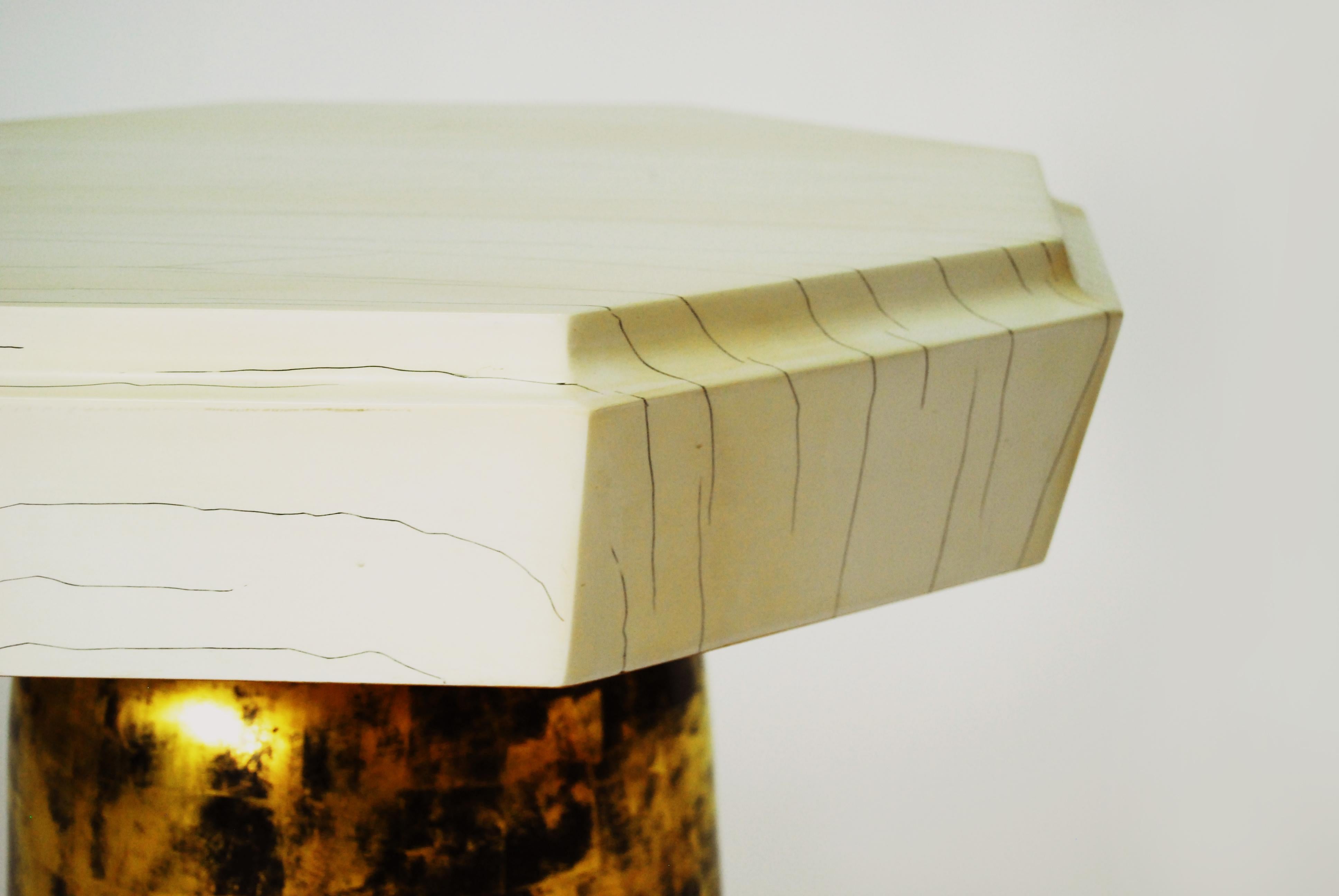 Européen Table d'appoint Etoile en gesso et laque dorée par Elan Atelier en vente