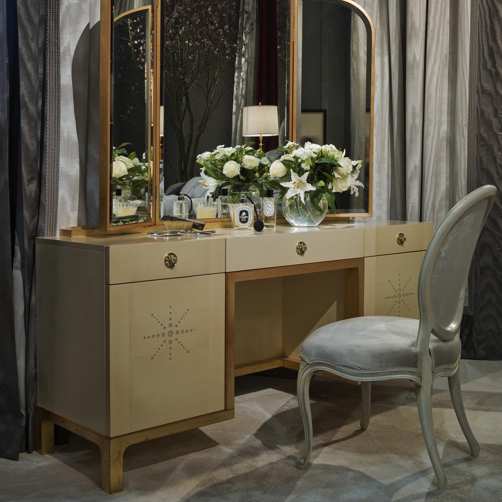 A complementing piece to the Etoile chest of drawers, this vanity table is a superb addition to a bedroom, where it will make a sophisticated statement. Completely handcrafted of maple wood, this piece features an imposing size and a stunning art