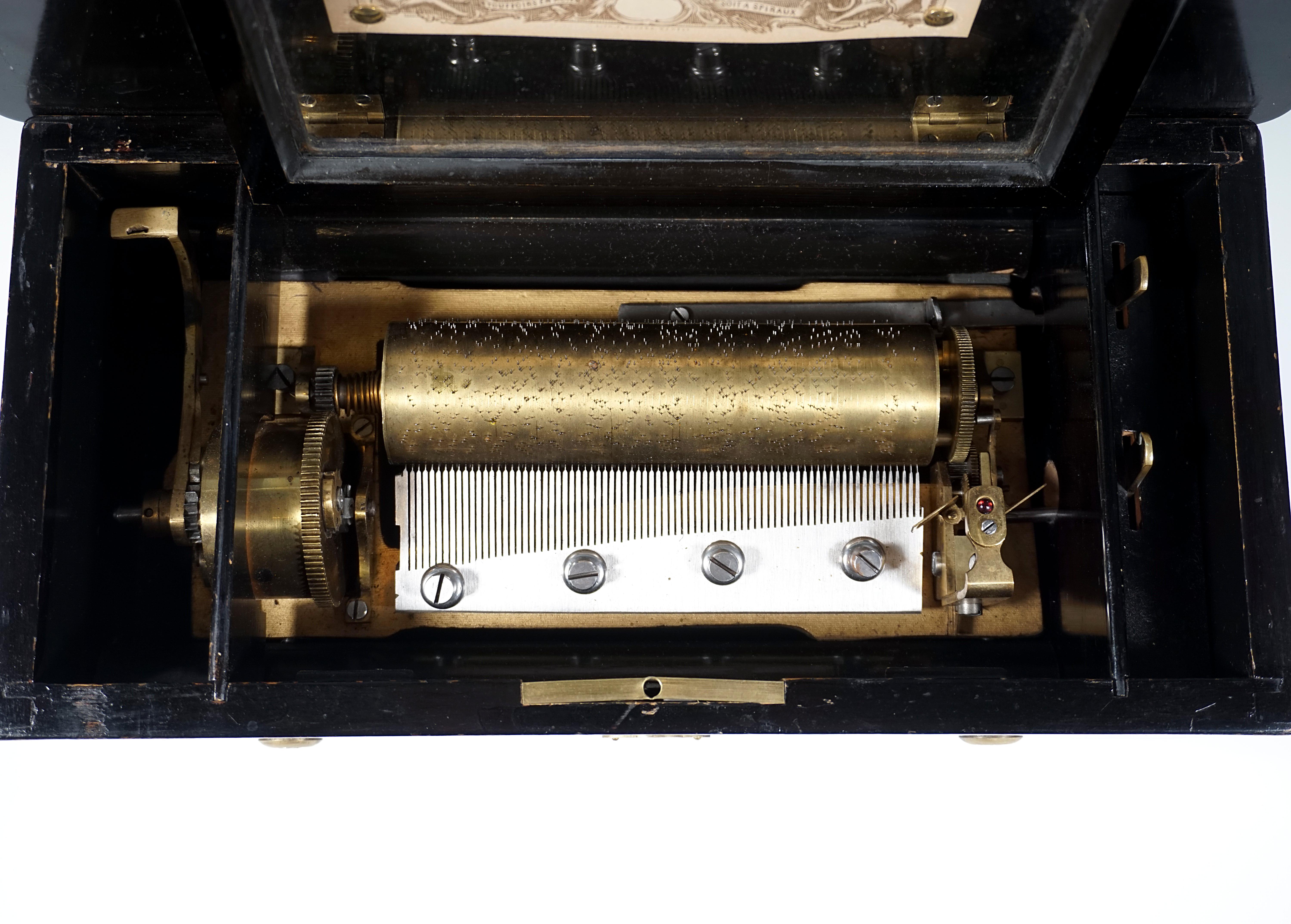 Etouffoirs En Acier Antique Cylinder Music Box 4 Melodies Geneva Swiss Ca 1900 In Good Condition In Vienna, AT