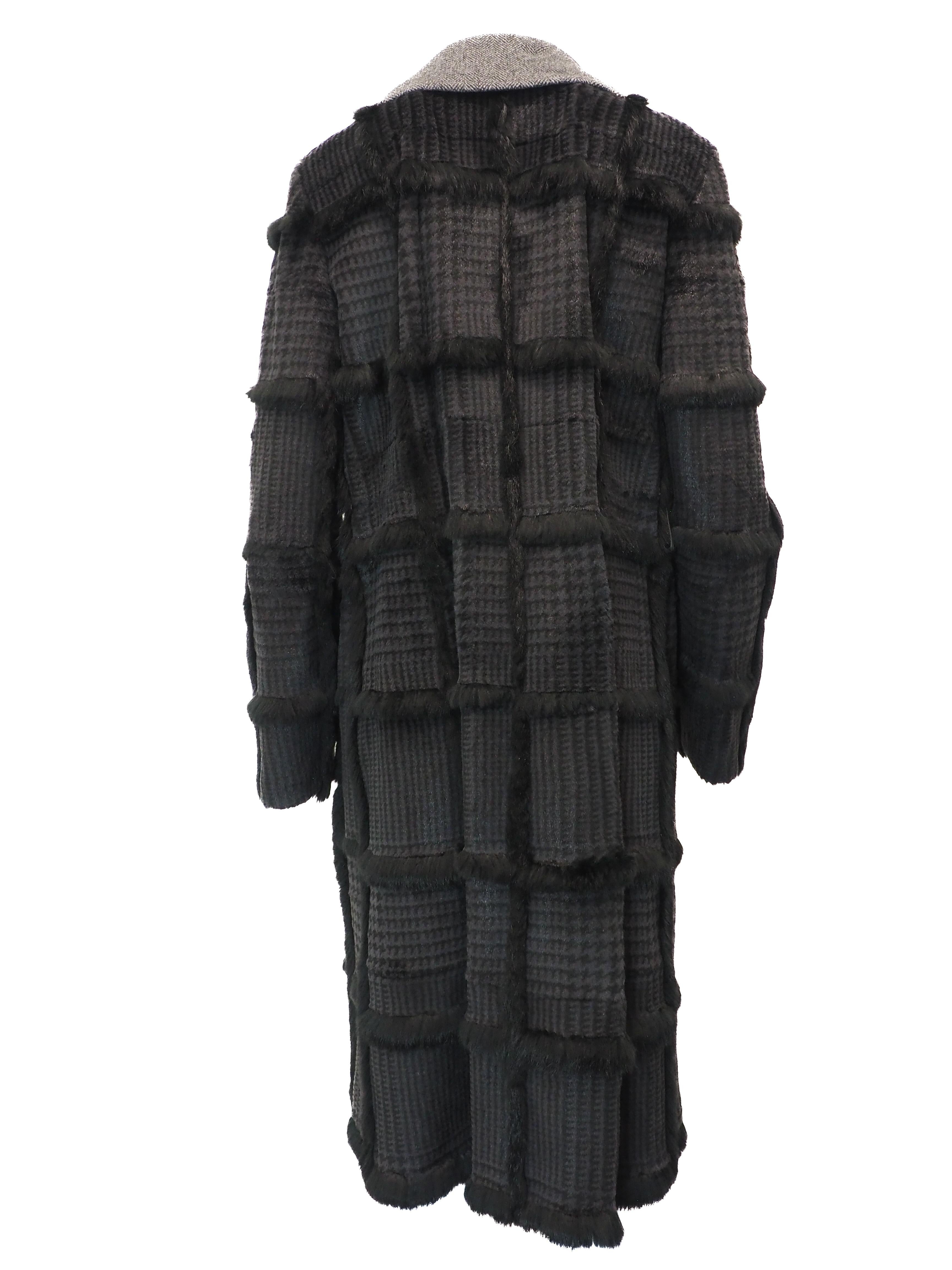 Etro 2005 Cappotto in pelliccia di mongolia in lana nera e grigia in vendita 2
