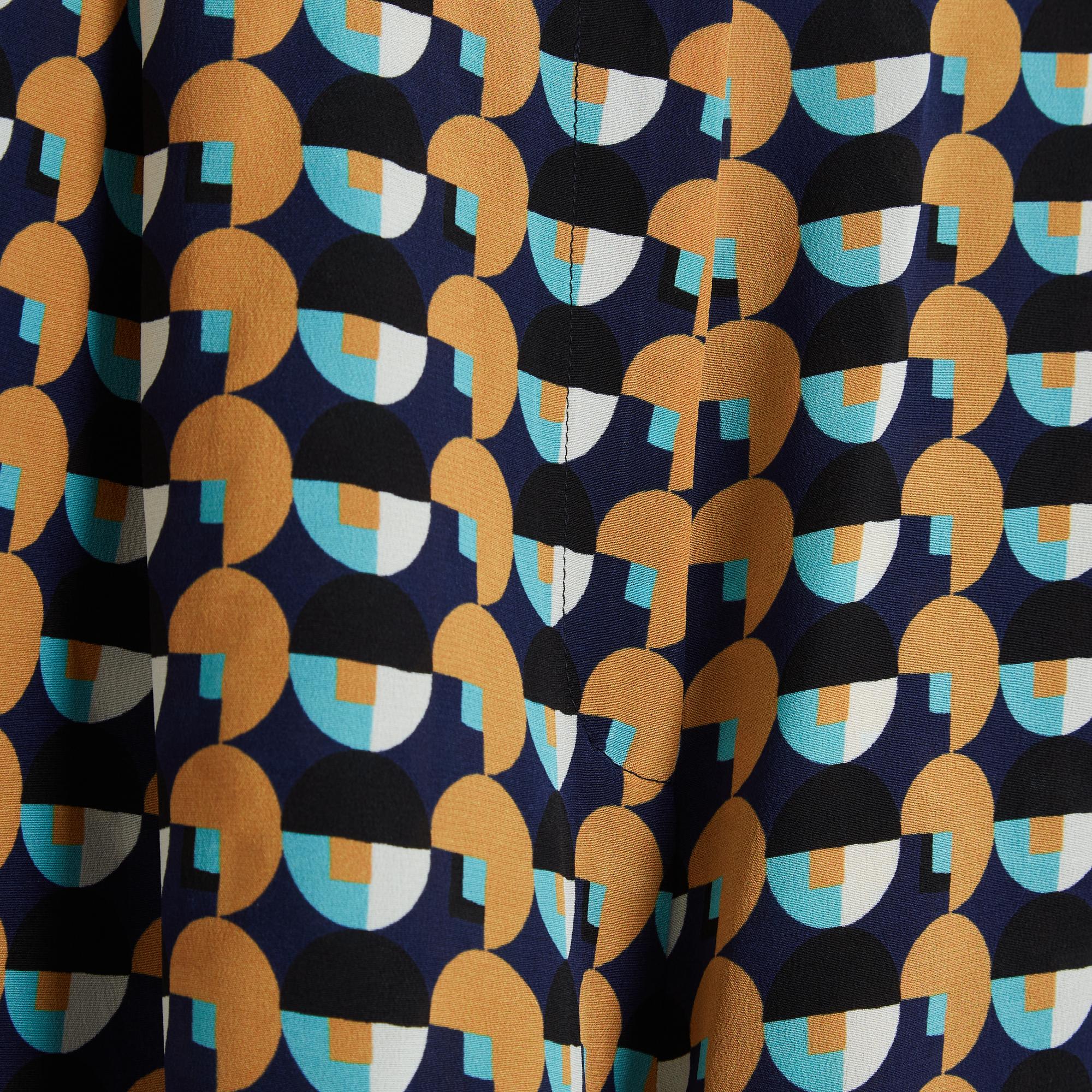 Pantalón Etro 2019 de crepé de seda ligero con estampado geométrico en tonos negro, azul marino, tabaco o camel, turquesa y crudo y rayas en la parte inferior de la pernera, ancho, ligeramente recortado, cintura con trabillas, cierre con cremallera,