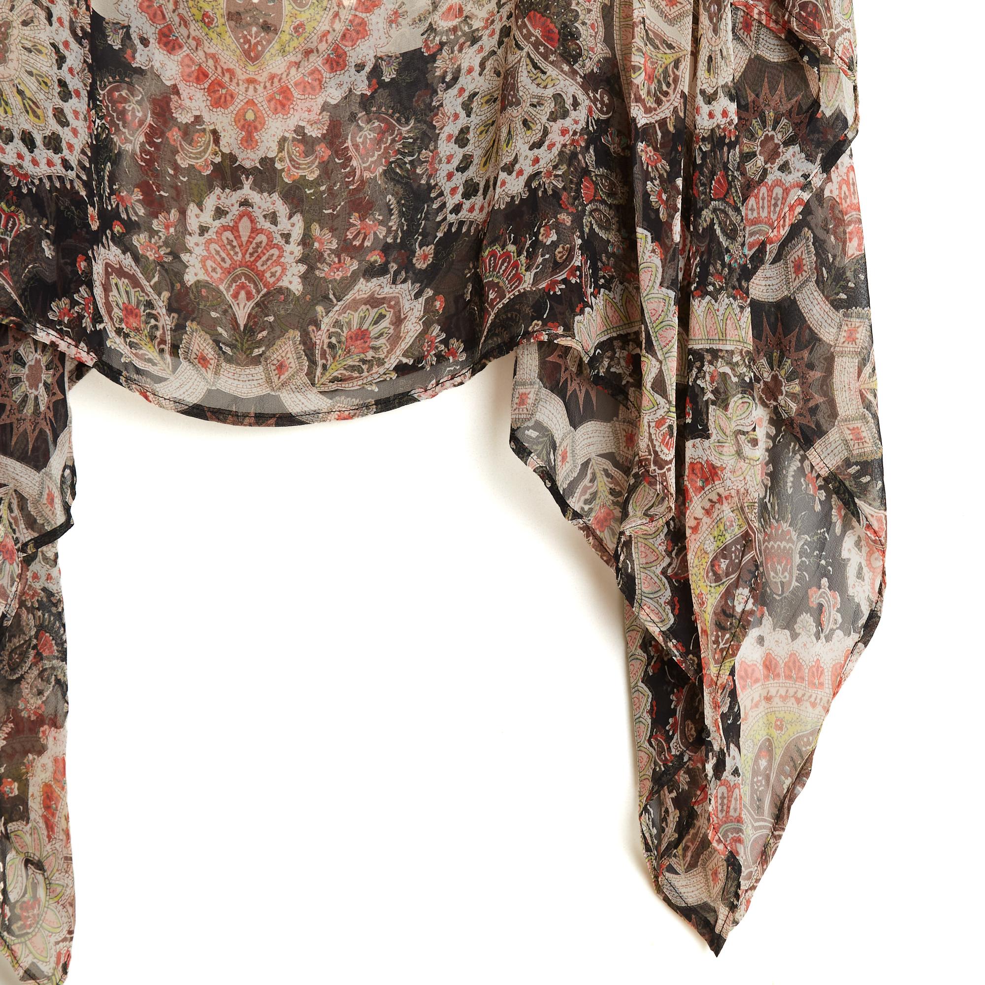 Top della collezione Etro Pre-Fall o AW2021, caftano unico in chiffon di seta stampato con motivo boteh (o paisley) nei toni del marrone scuro e dell'arancione su uno sfondo beige rosato, ampio scollo a barca. Taglia unica, larghezza totale circa