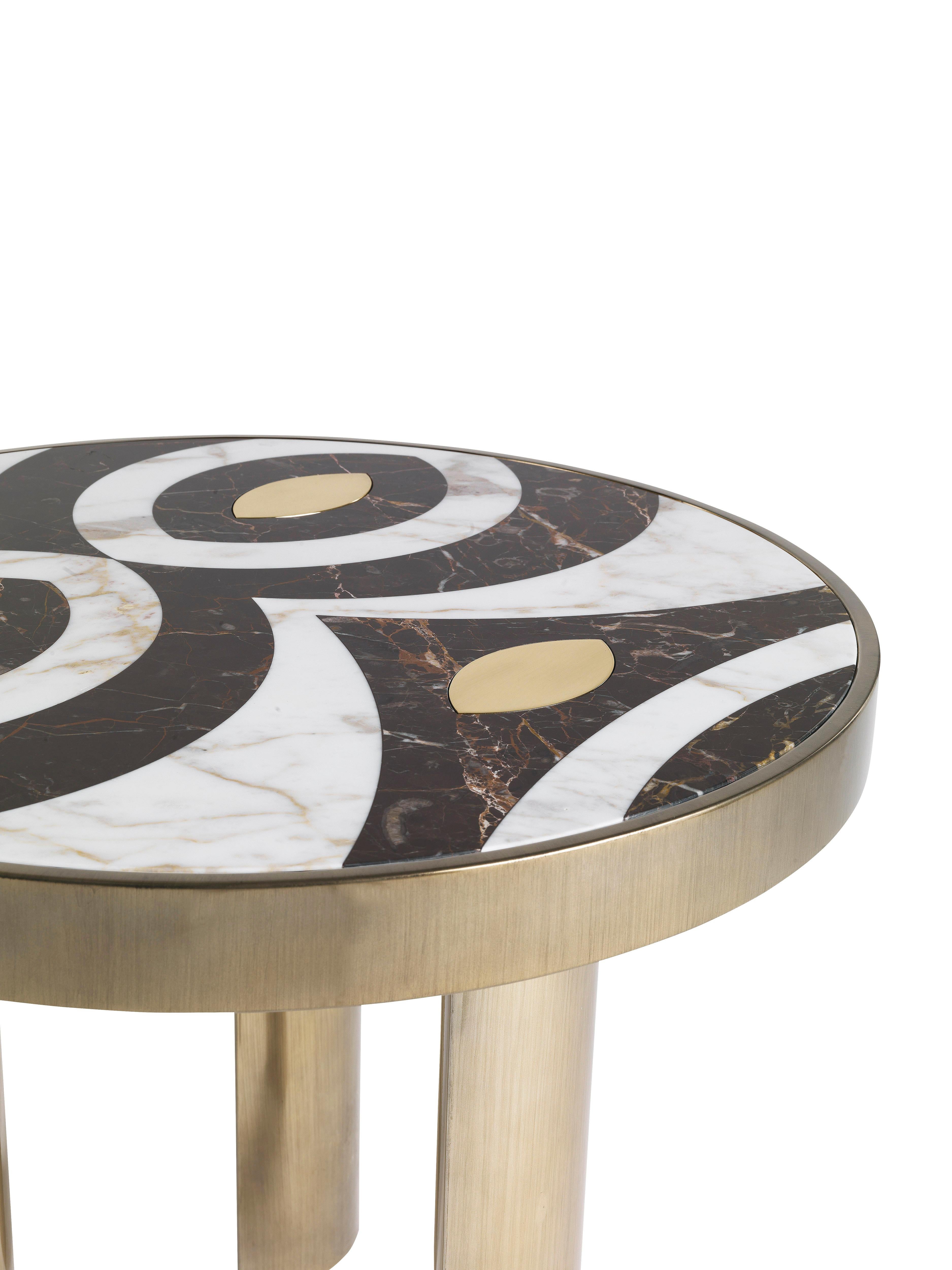 Undisputed protagonist of the Afro theme from which part of the new collection takes inspiration, the Akan coffee table shows on the top a typical decoration of the African masks, reproduced in marble and ivory, with gold details. According to the