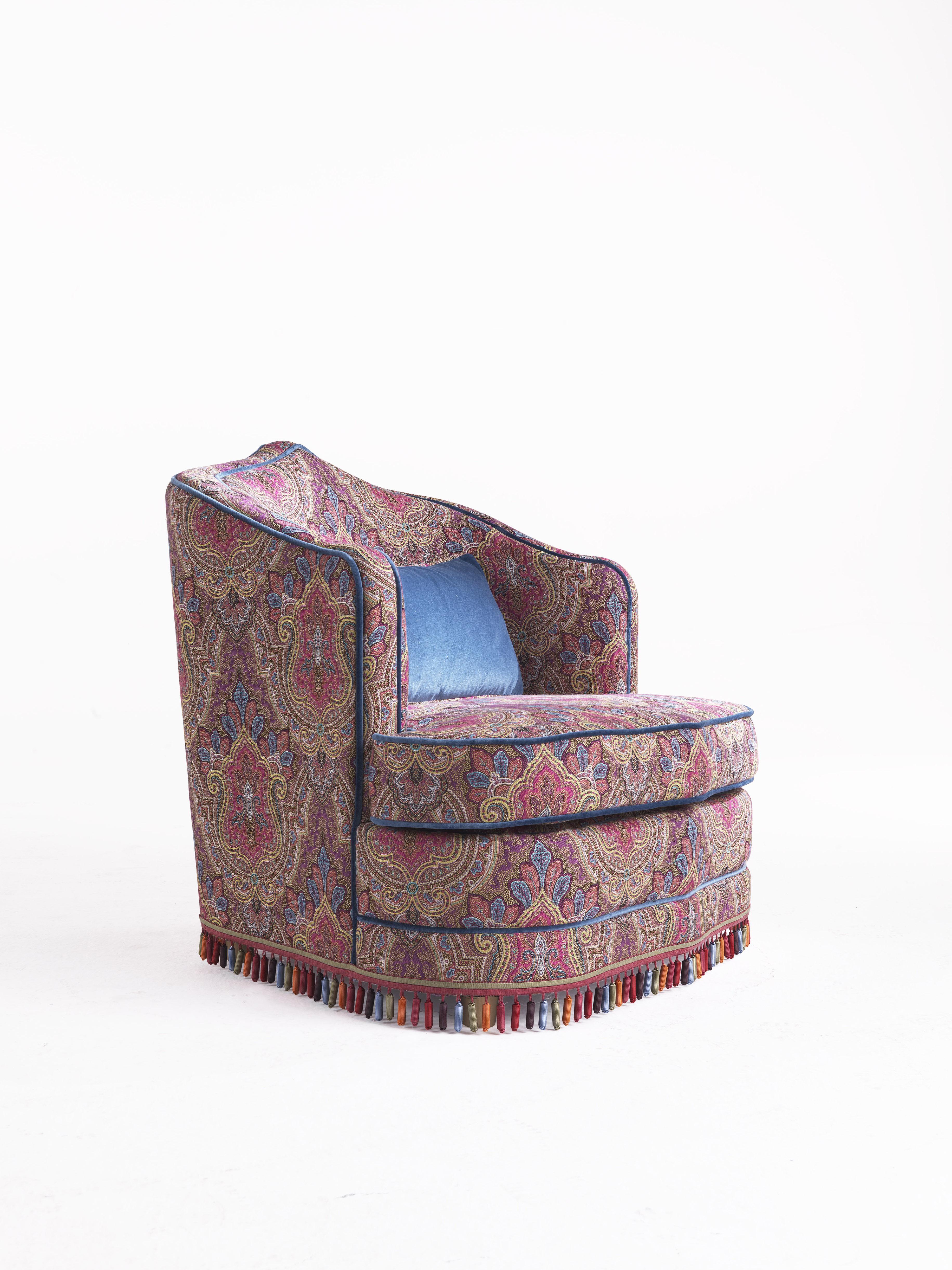 An attractive and comfortable armchair inspired by a ‘thousand-and-one-nights’ imagery. The combination of different fabrics and the original, multicolored trimming contribute to creating an original armchair, in perfect Etro Home Interiors