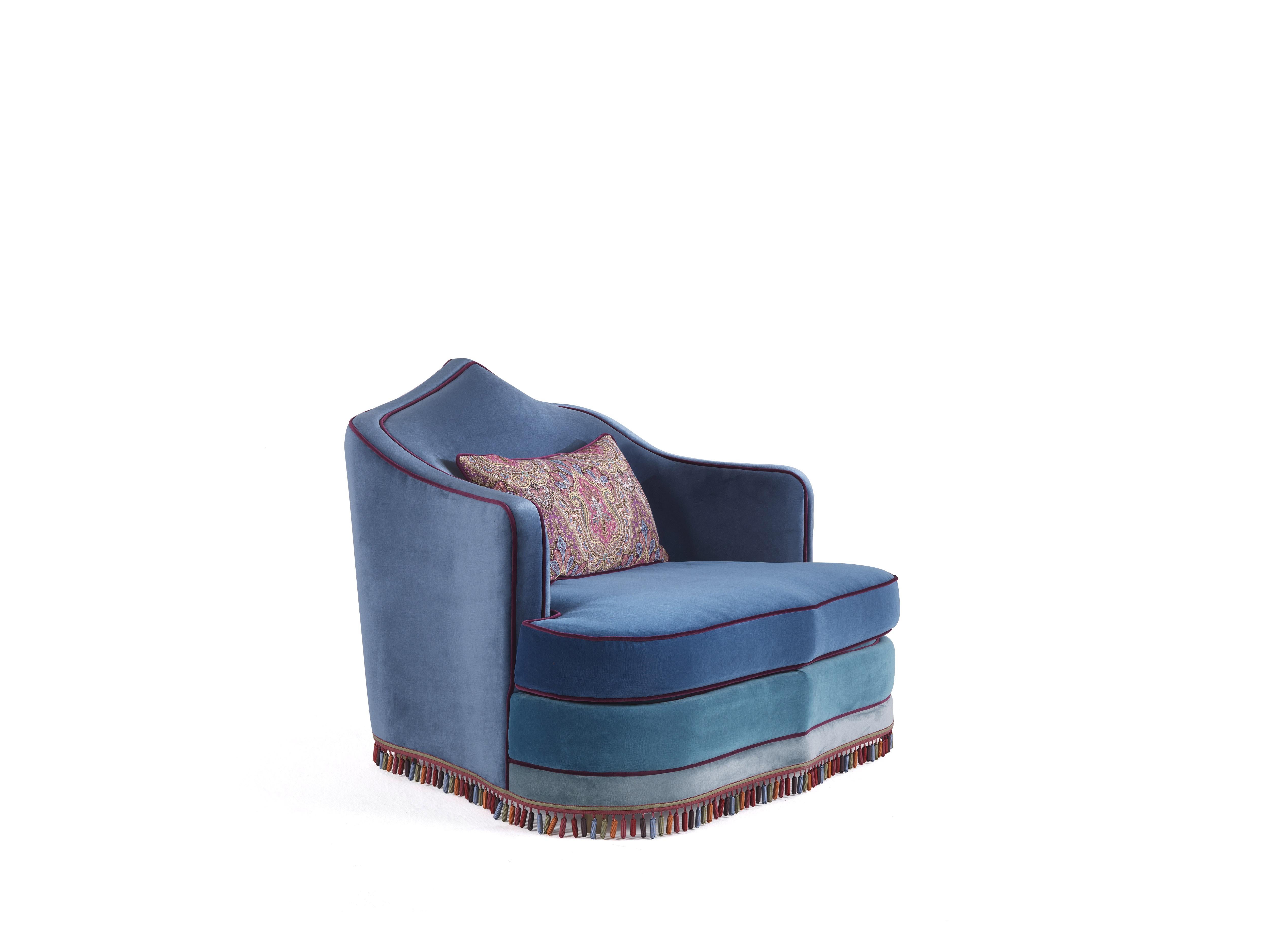 An attractive and comfortable armchair inspired by a ‘thousand-and-one-nights’ imagery. The combination of different fabrics and the original, multicolored trimming contribute to creating an original sofa, in perfect ETRO Home Interiors