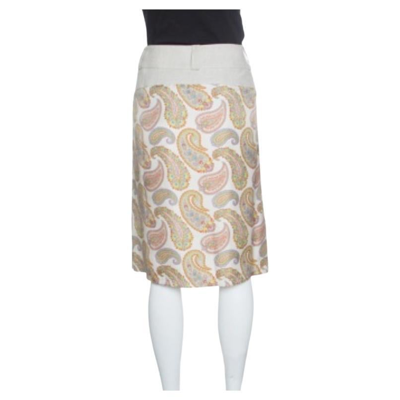 La falda de Etro es esa prenda preciosa que te encantaría llevar siempre. Está hecha de una mezcla de seda y lino de color beige apagado. Esta pieza de moda que ostenta  un bonito estampado paisley por toda la prenda, con una cintura gruesa con