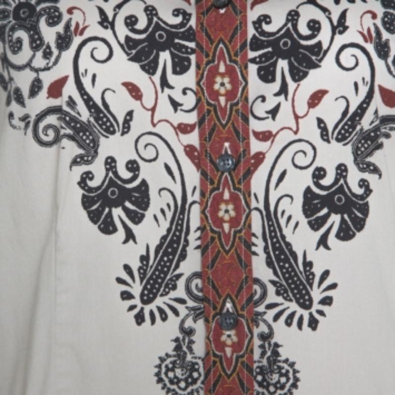 Dieses wunderschön geschneiderte Hemd von Etro aus einer Baumwoll-Elastan-Mischung ist mit Knöpfen an der Vorderseite, langen Ärmeln, einem schlichten Kragen und schönen Prints ausgestattet. Die bequeme Kreation wird Ihrer Garderobe mit Sicherheit