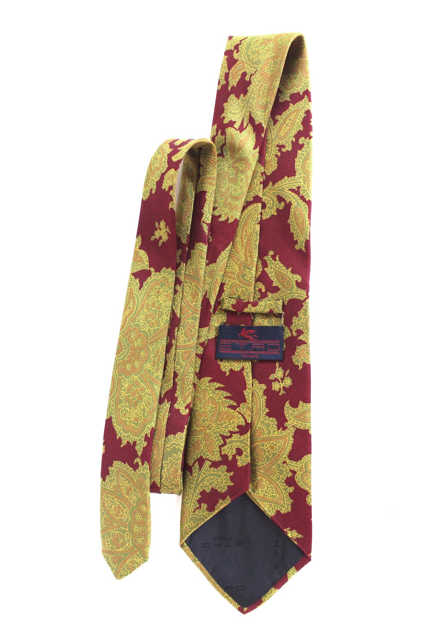 Cravate Etro vintage des années 90. Couleur rouge avec motifs floraux beiges, 100% soie. Fabriqué en Italie.

Longueur : 145 cm
Largeur : 9,5 cm
