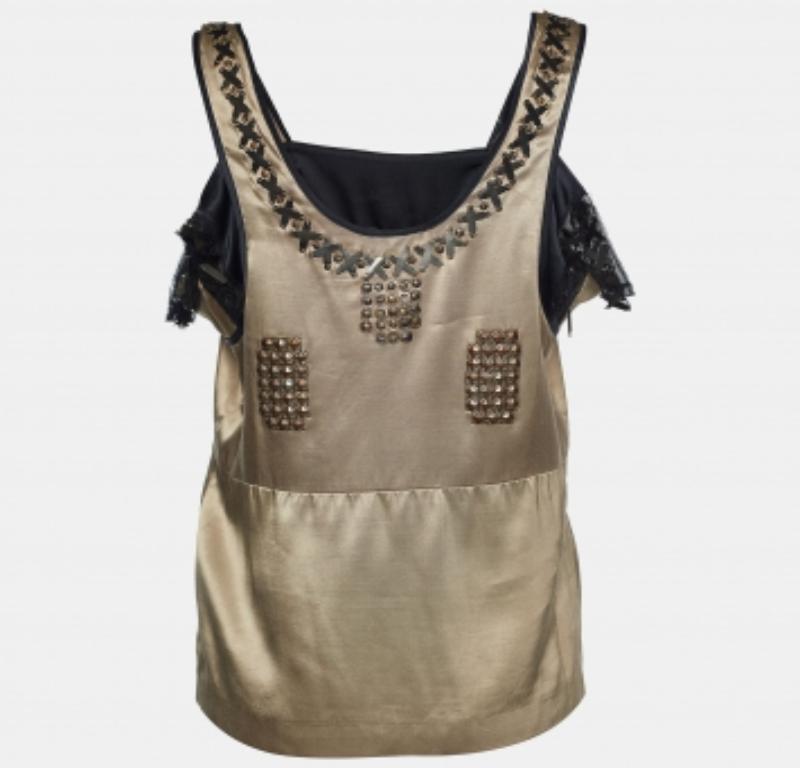 De la maison Etro vient ce haut pour élever votre style et vous rendre magnifique. Il est taillé dans un tissu satiné beige, qui est rehaussé d'embellissements. Il est sans manches. Cette création d'Etro vous mettra en valeur.