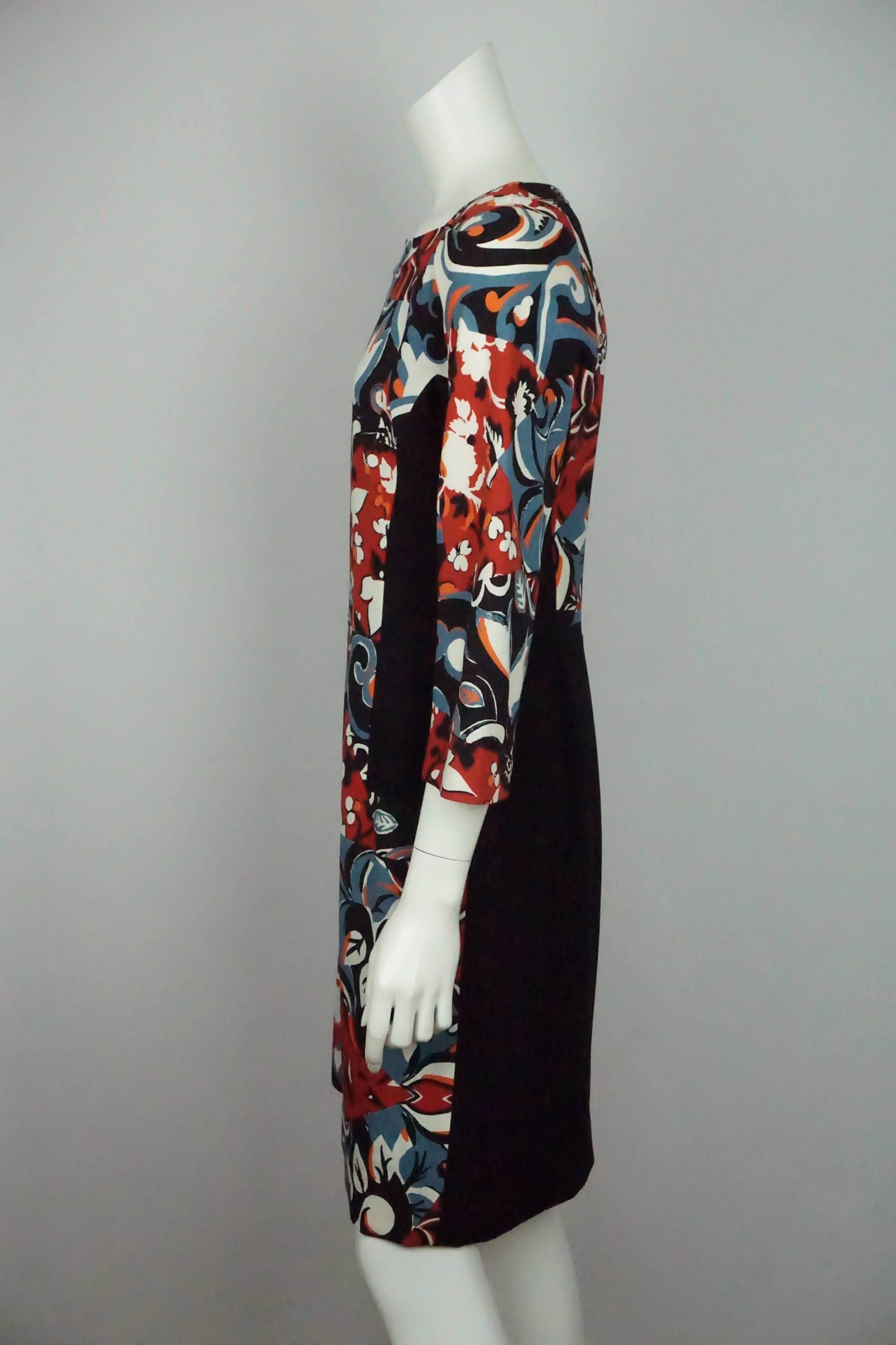 Etro Schwarz und Multi Floral Seide Print 3/4 Ärmel Kleid - 46  Dieses geblümte Kleid ist in ausgezeichnetem Zustand. Es ist aus Wolle und Seide gefertigt. Das Kleid hat einen floralen und geometrischen Aufdruck in Weiß, Rot, Schwarz, Orange und