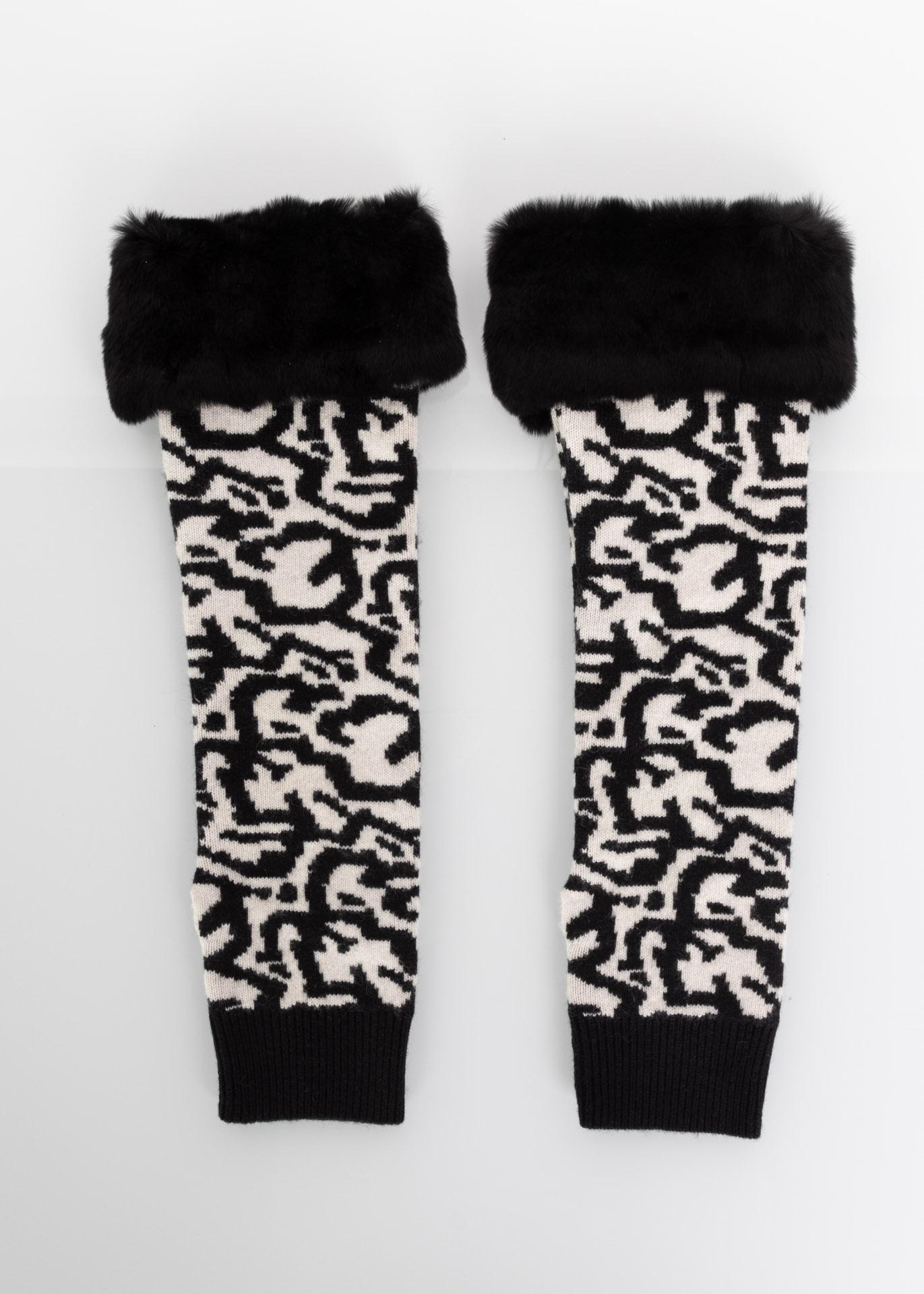 Etro black and white graphic print arm warmers. The top is trimmed in weasel fur. These can be worn higher up on the arm or over the hand and use the optional thumb hole.
Excellent condition.

Size estimate: One size fits most
Measurements:
Length: