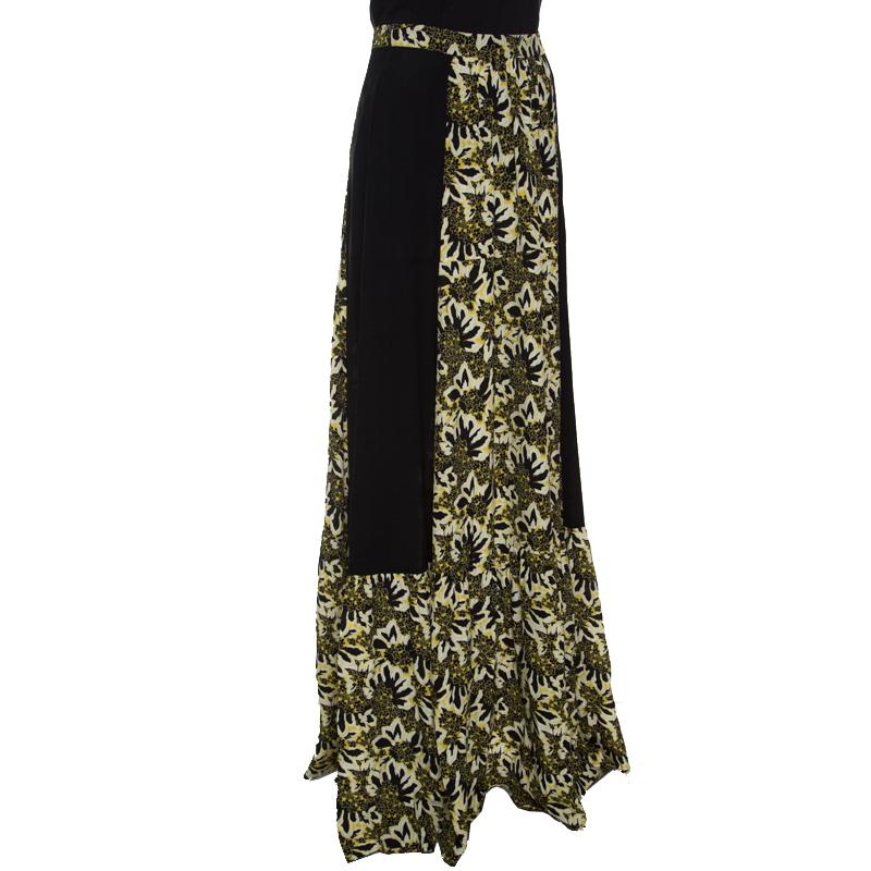 Who doesn't love floral prints and with such a stunning maxi skirt from Etro, you are sure to elevate your obsession. This creation is made of 100% silk and features a chic silhouette. The contrasting black panels on the sides add a modern look to