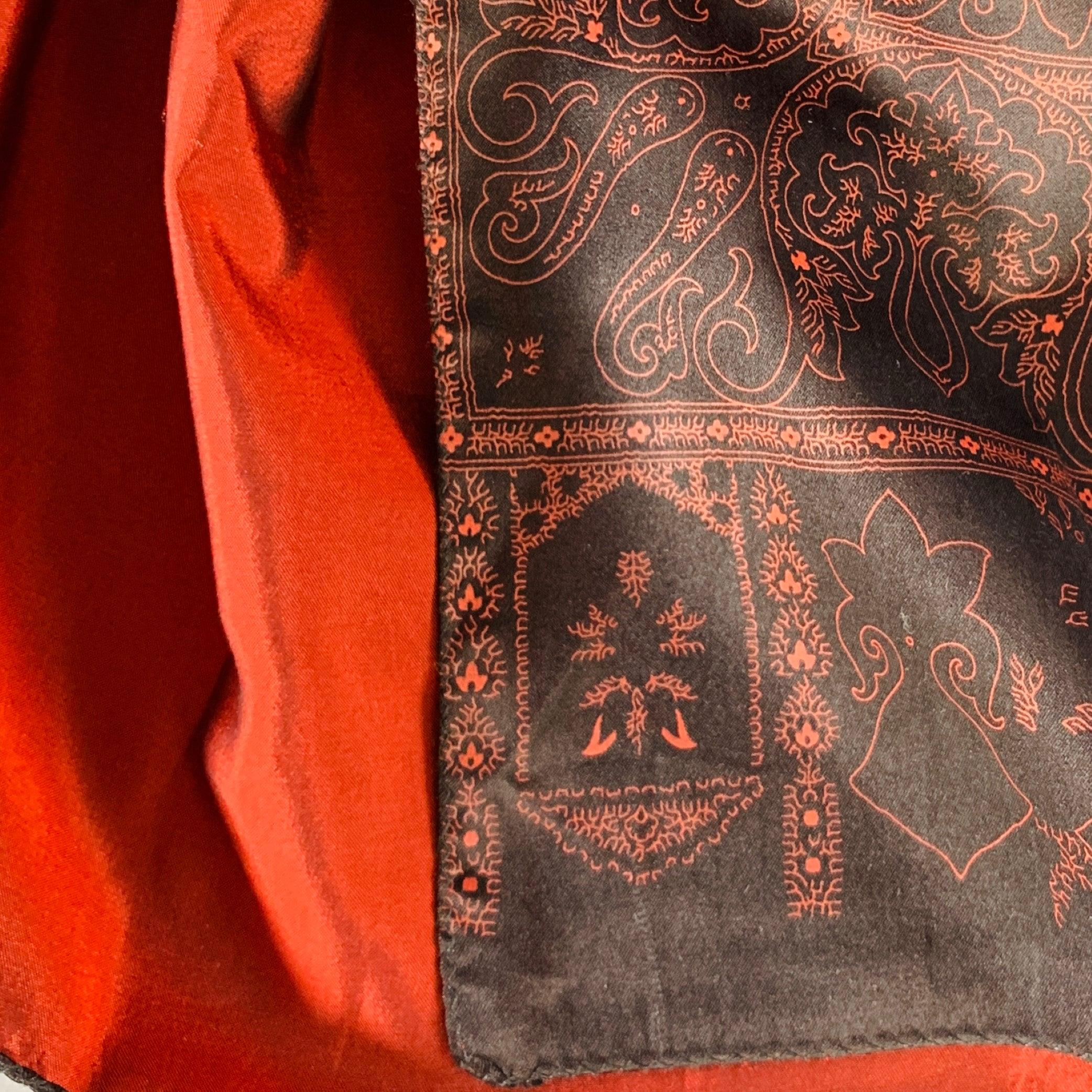 ETRO scarf in a black and burgundy silk fabric featuring a paisley print on one side, and reversible style. Made in Italy.Very Good Pre-Owned Condition. Minor signs of wear. 

Measurements: 
  62 inches  x 25 inches 
  
  
 
Sui Generis Reference: