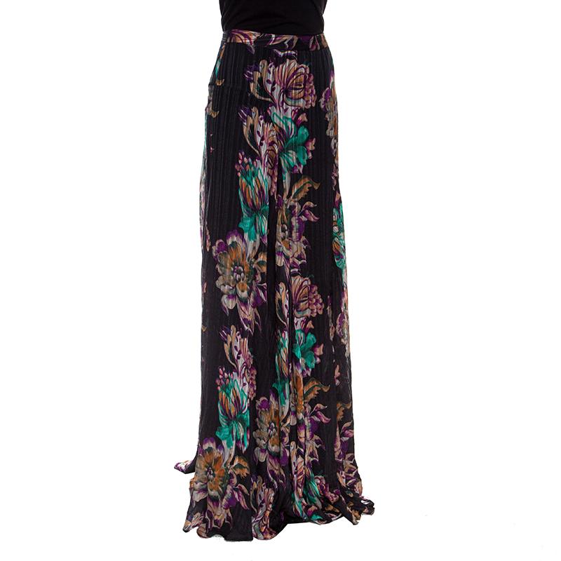 This maxi skirt from the house of Etro is intricately crafted to give a flattering silhouette and features a beautiful floral print all over. Its impressive length and feminine finish exude a contemporary, chic feel. Style yours with muted