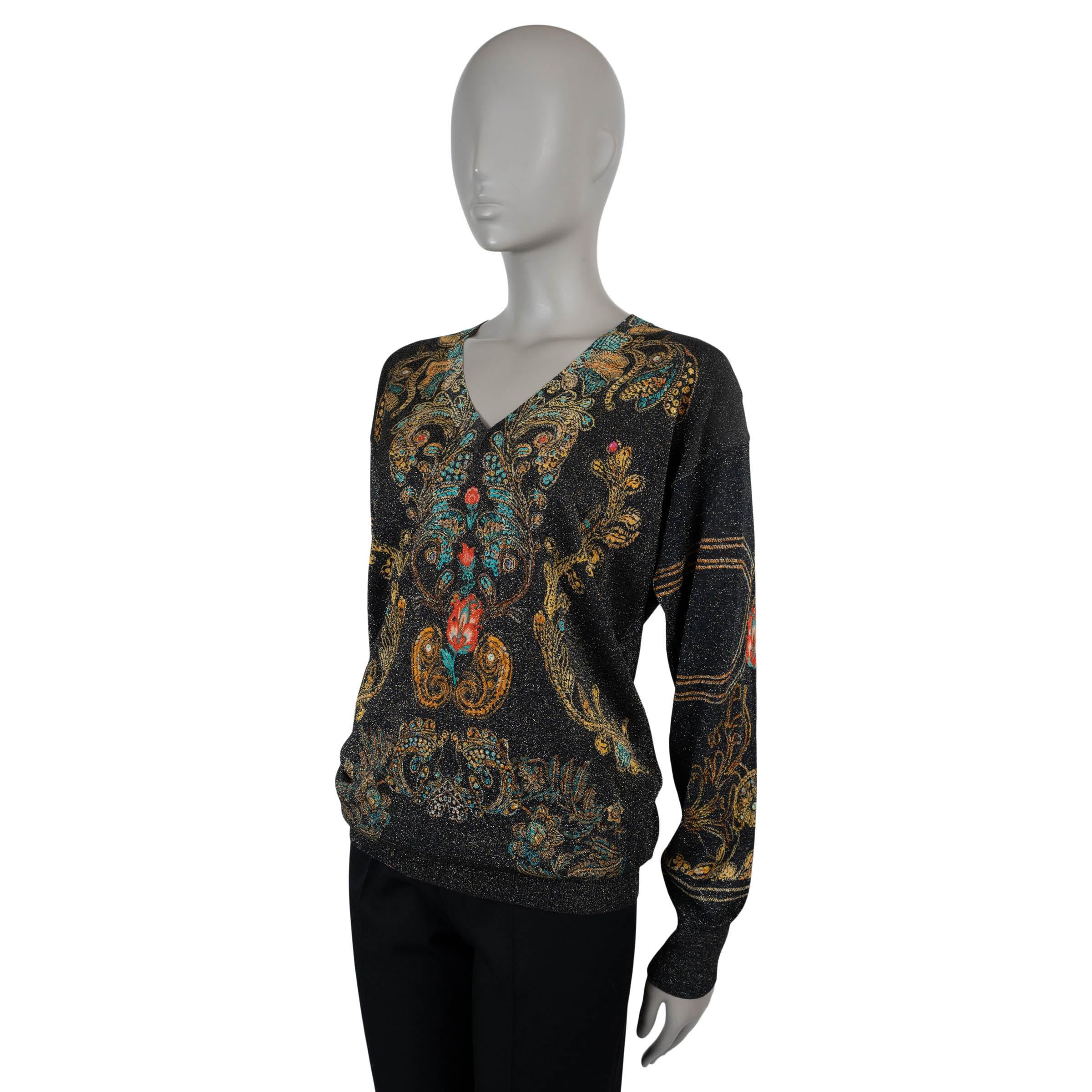 Ce pull 100% authentique d'Etro en viscose noire (80%) et lurex doré (20%) met en valeur le flair de la maison pour les couleurs et les motifs riches. Orné d'un impressionnant Anthemion en or, turquoise et corail, il présente une encolure en V