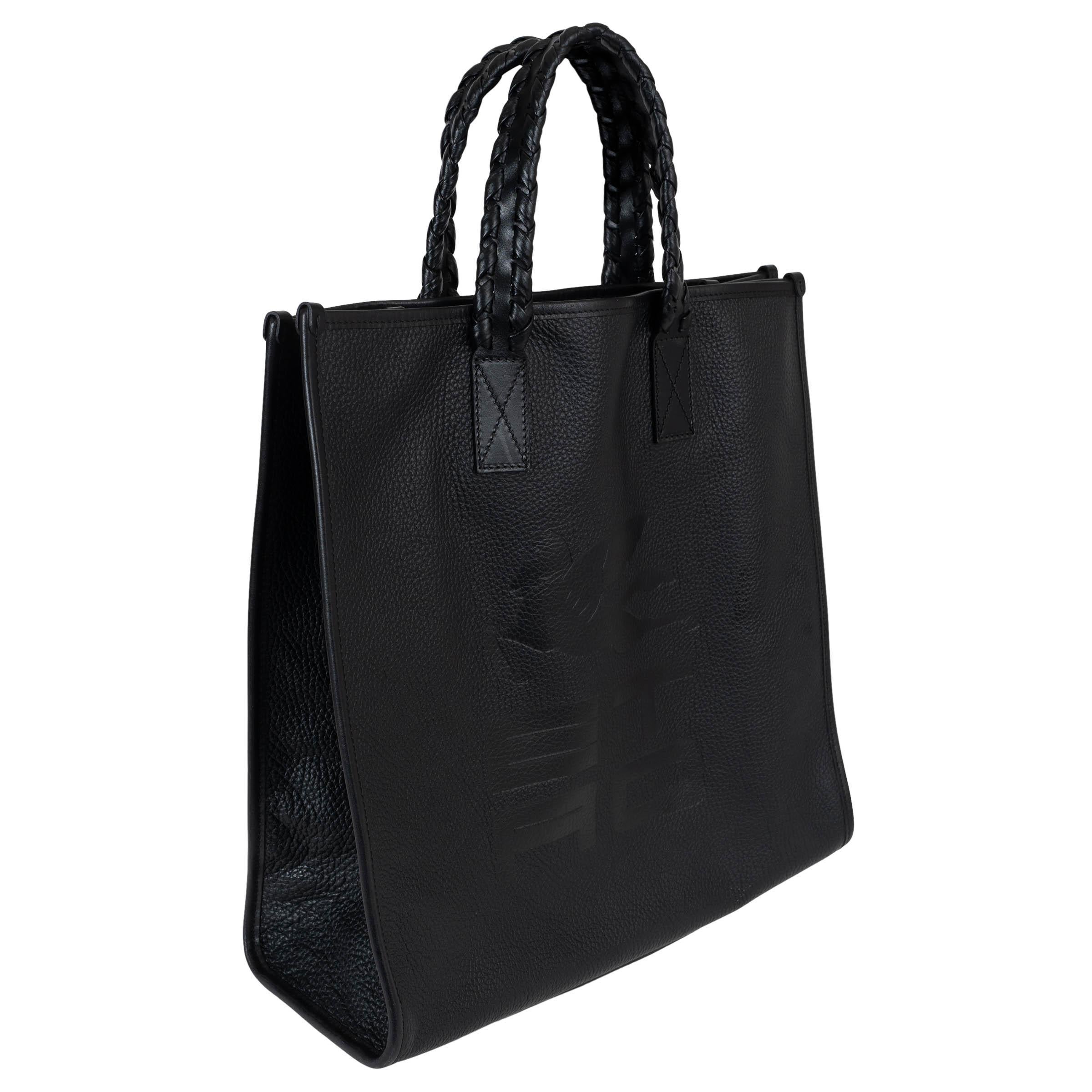 Este bolso tote 100% auténtico de Etro en piel granulada negra es un refinado básico para el día a día. Diseñado con un gran logotipo en relieve en la parte delantera y asas superiores pespunteadas, combina la sofisticación sin esfuerzo con la