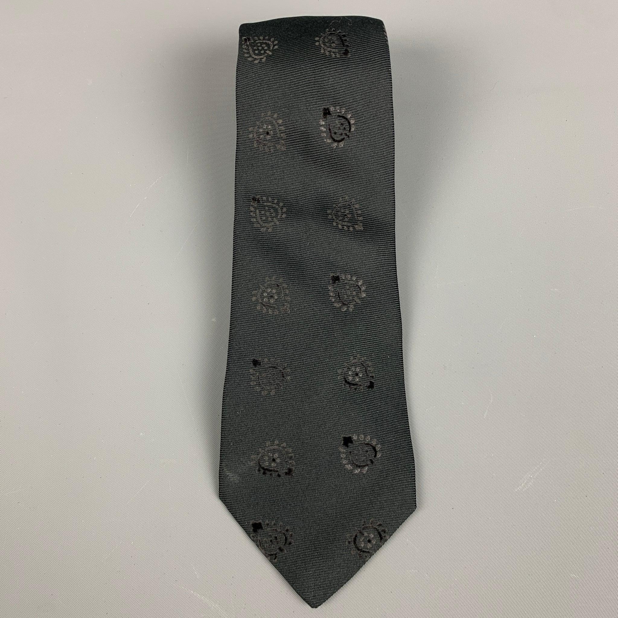 ETRO
necktie in a
black silk blend jacquard featuring abstract florals pattern. Made in Italy.Very Good Pre-Owned Condition. Minor mark. 

Measurements: 
  Width: 3 inches Length: 62 inches 
  
  
 
Reference: 127993
Category: Tie
More Details
   