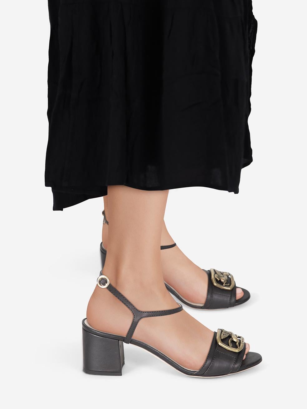 L'ÉTAT est très bon. L'usure des sandales est minime. Abrasion sur la bride de l'orteil gauche et sur les deux talons. Marques sur la semelle intérieure droite de cet article de revente d'occasion de la marque Etro.
 

 

 

 Détails
 

 

 Noir
 

